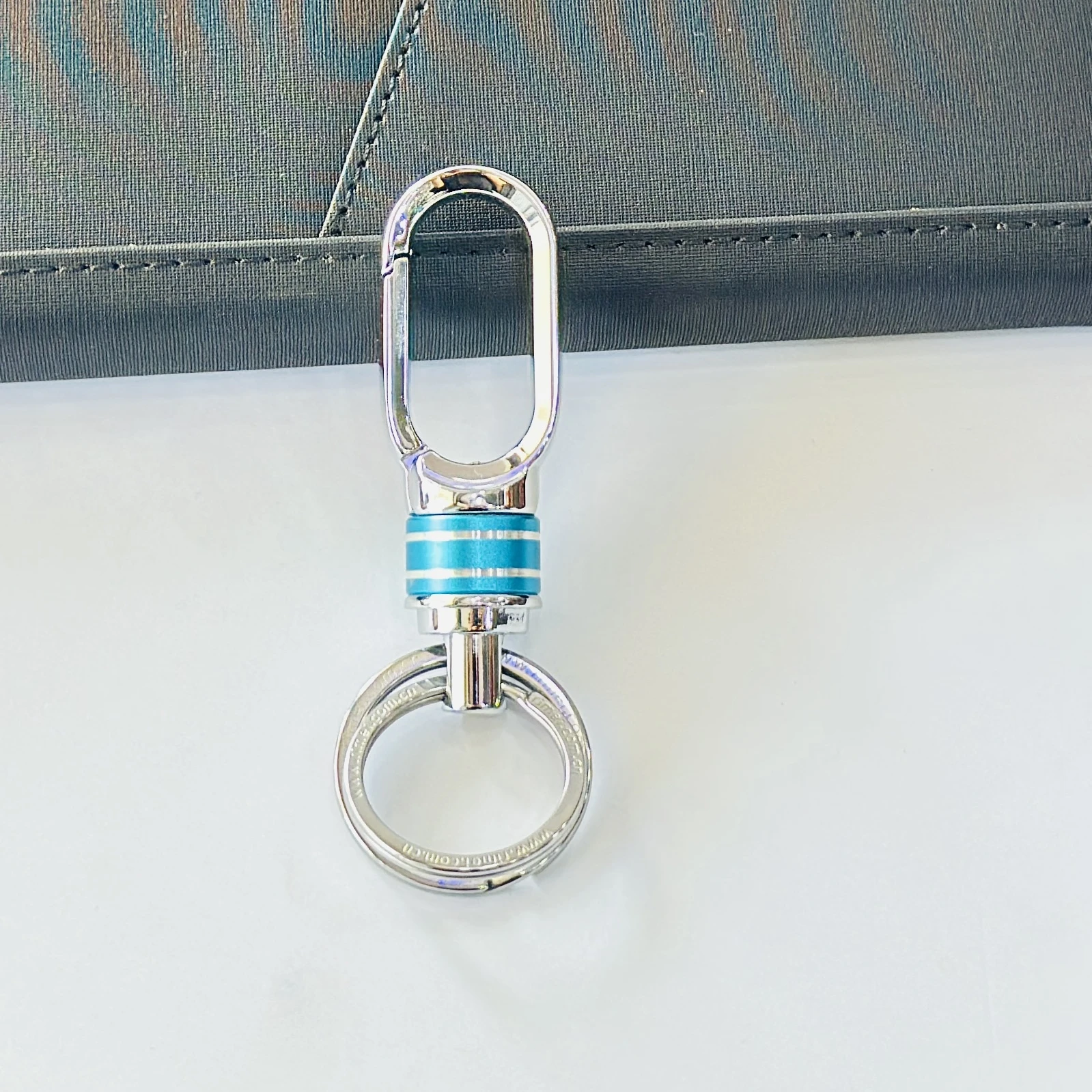 OMUDA stylish hook locking metal carabiner keychain.