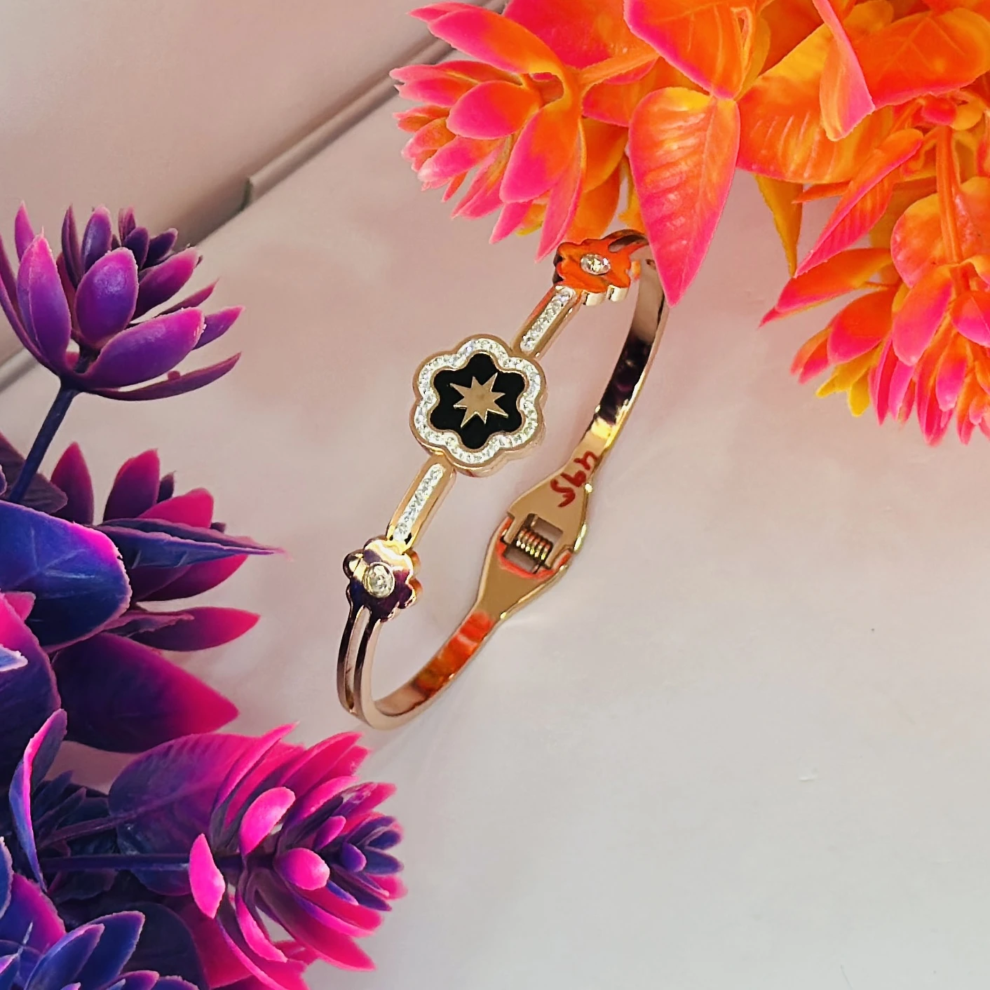 Gold plated stainless steel clover-shaped bracelet