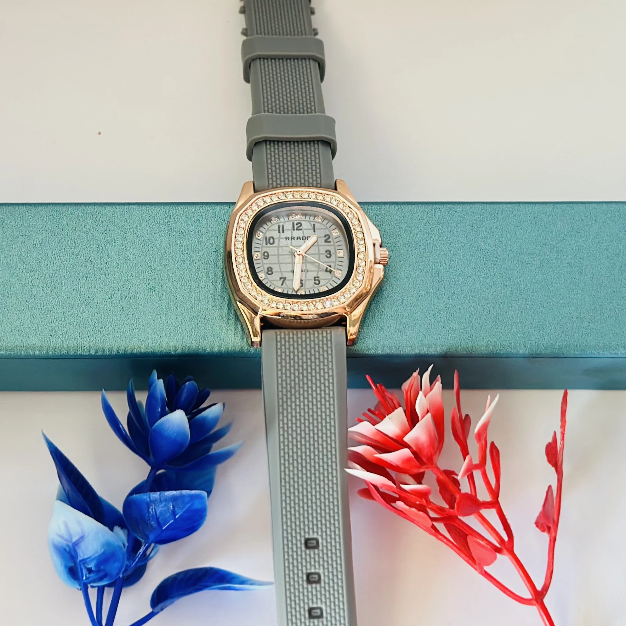 fashionable women's quartz watch
