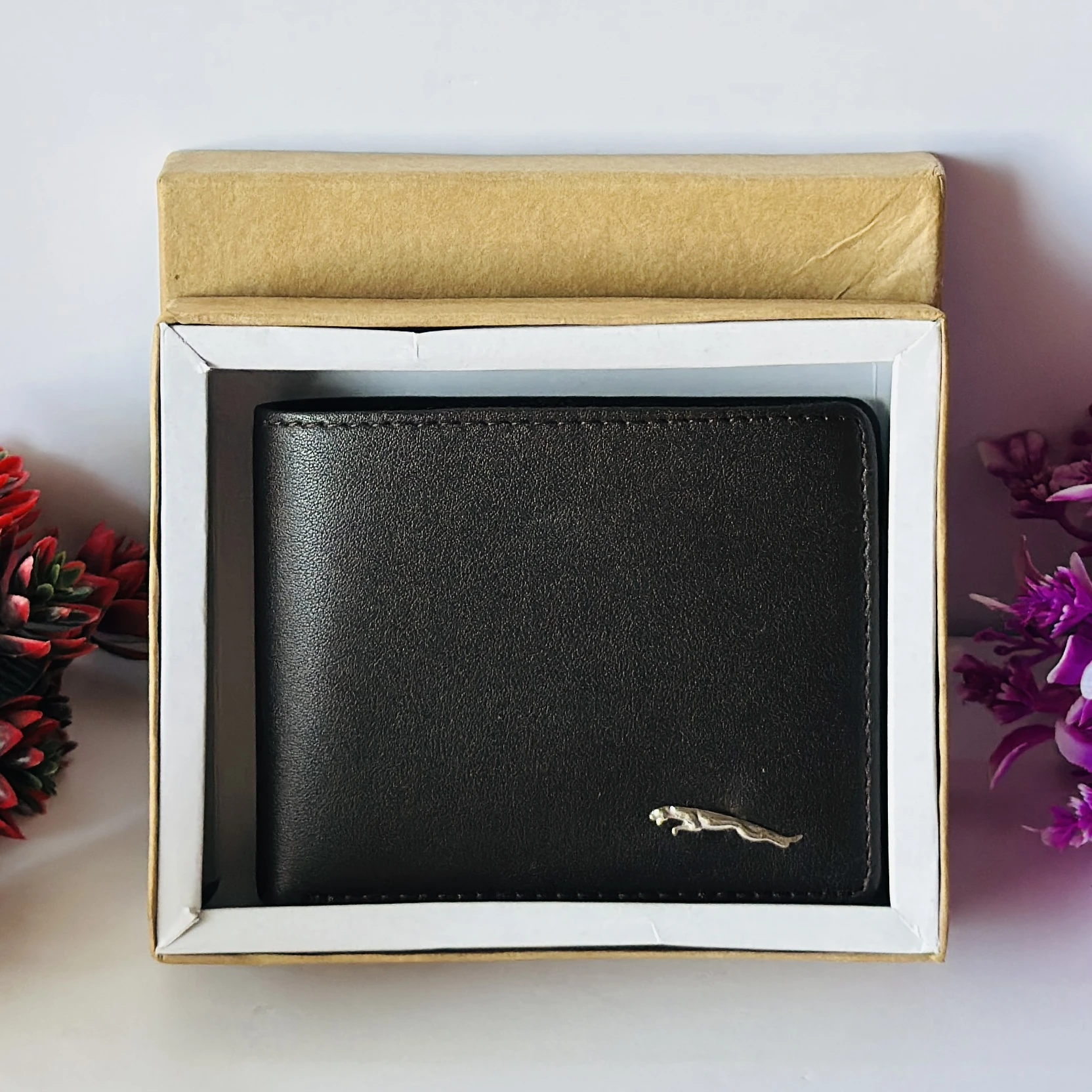Wild Edge brown genuine leather wallet for men.