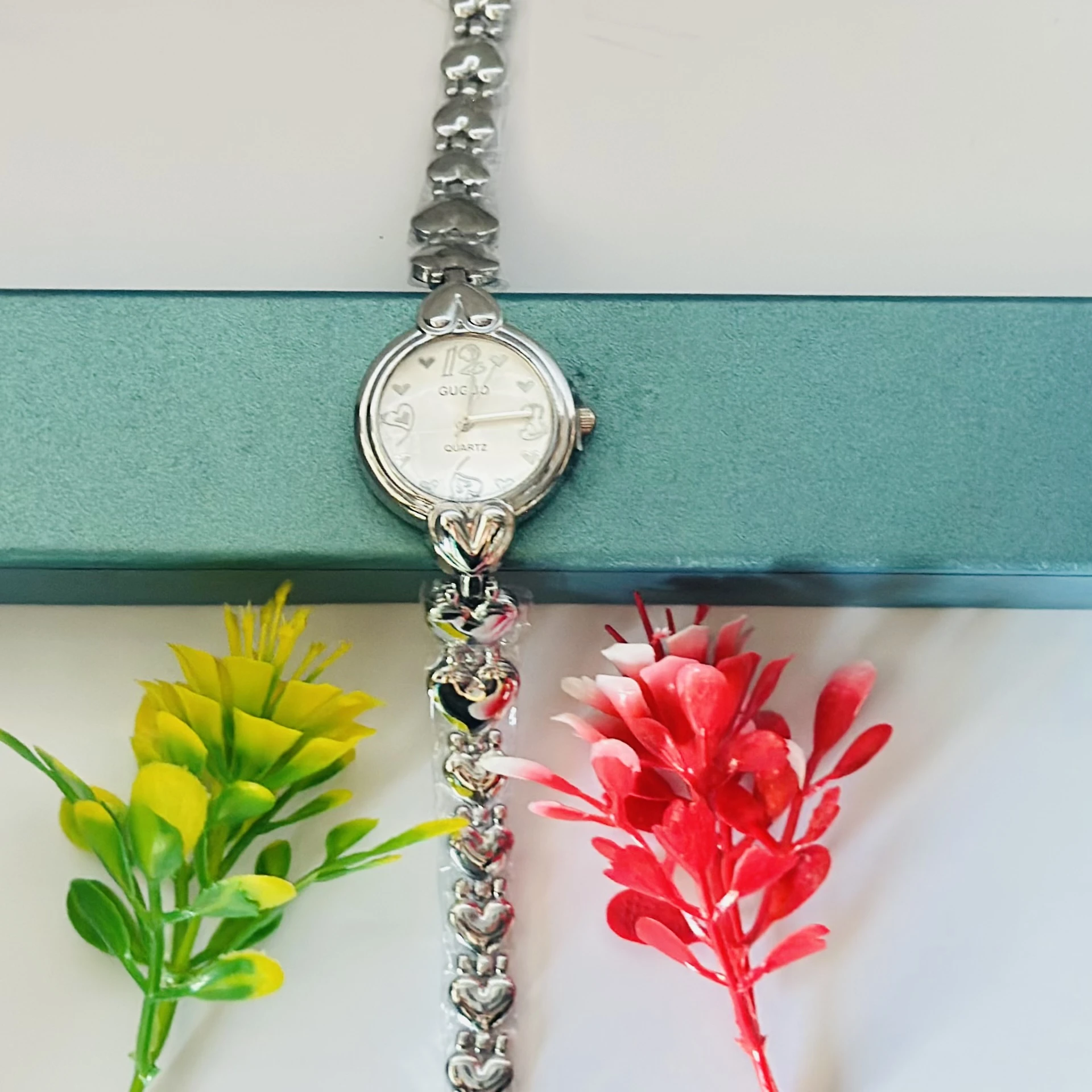 Quartz analog watch for women