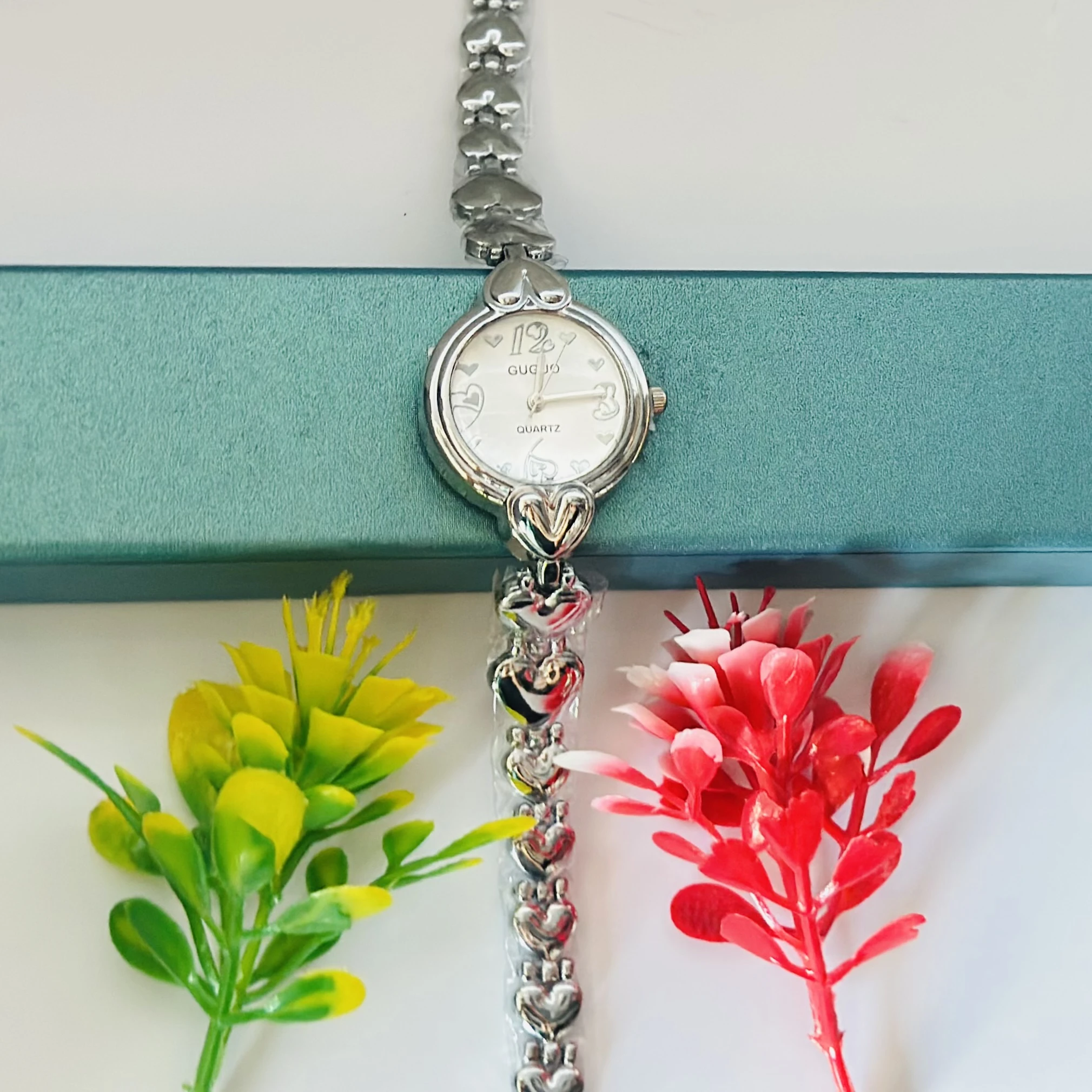 Quartz analog watch for women