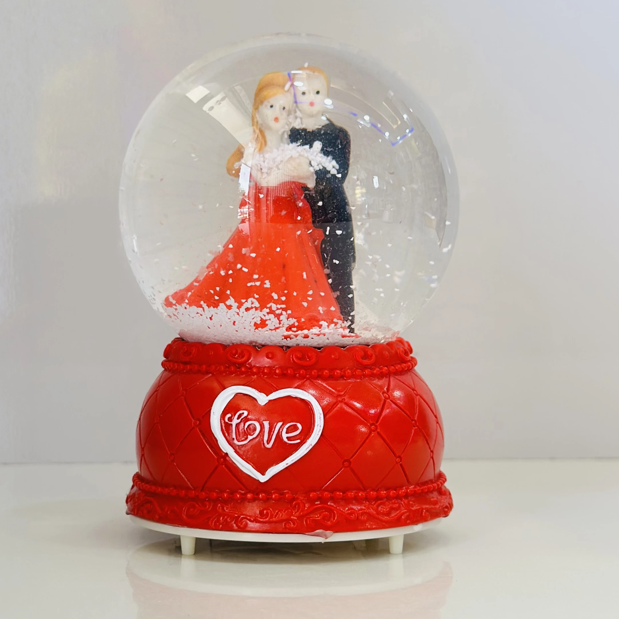 Romantic Resin Couple Snowglobe Showpiece(SKU-38AX3A)