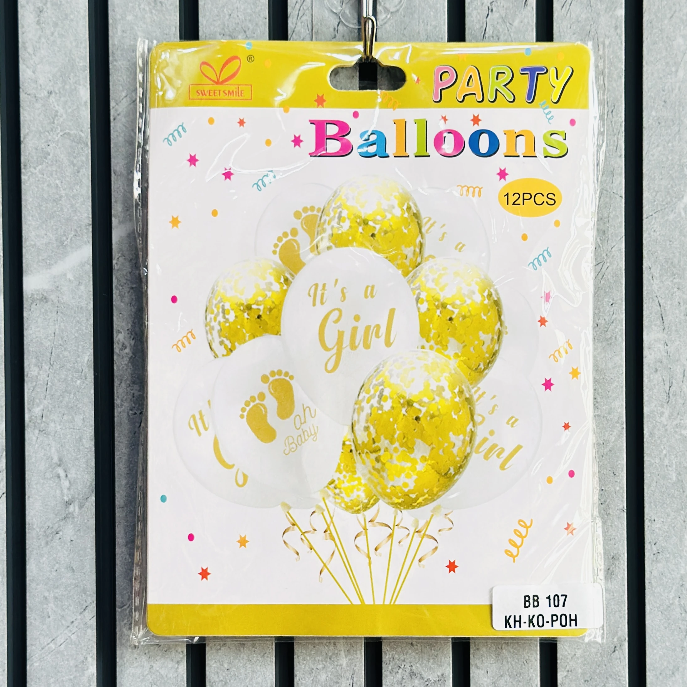 Sweet Smile "It's a Girl" baby shower balloon set.