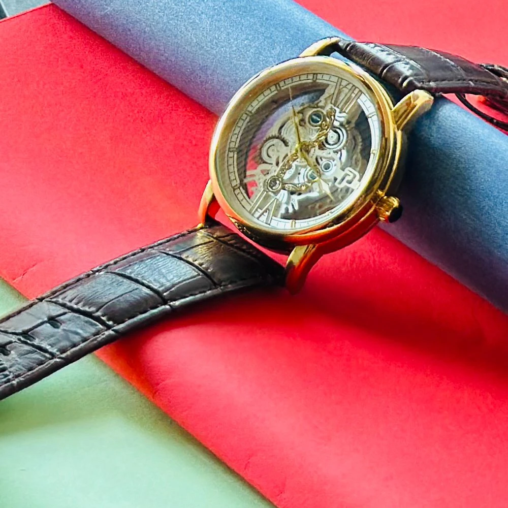 Man’s analog watch