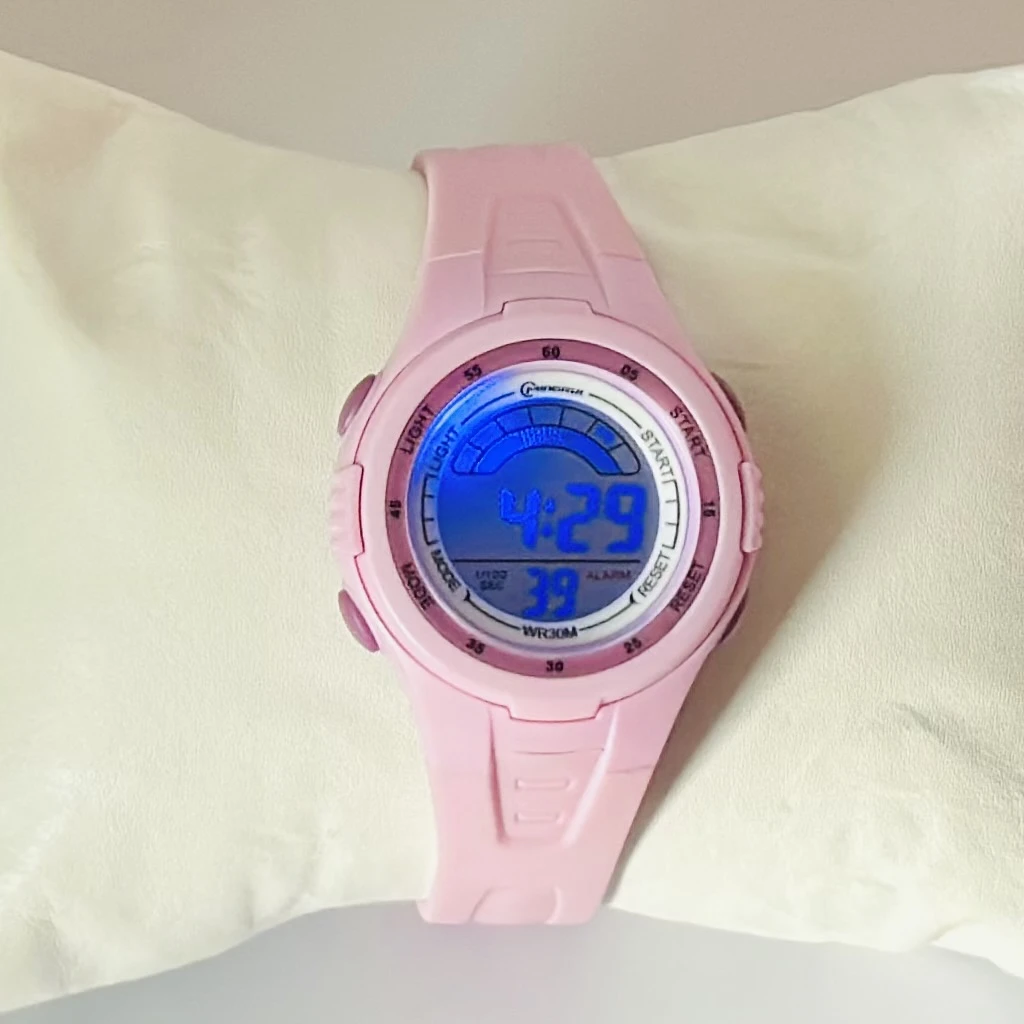 Mingrui analog watch with an asymmetric, "melted" dial and black silicone strap.