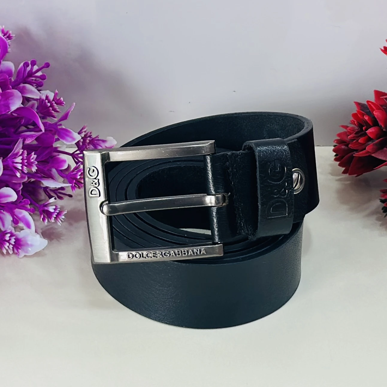 Black leather classic silver metal logo buckle belt.