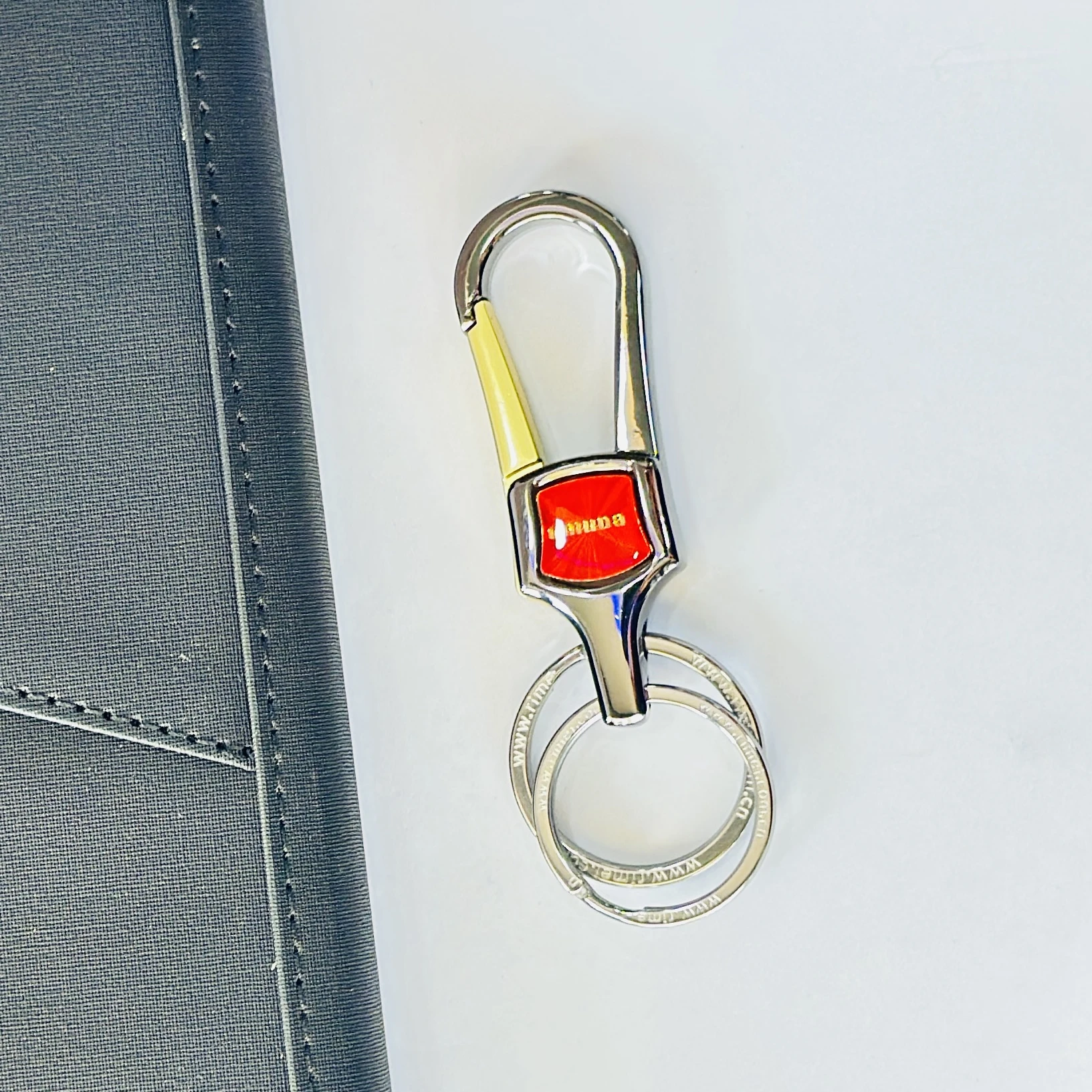 OMUDA hook locking metal keychain