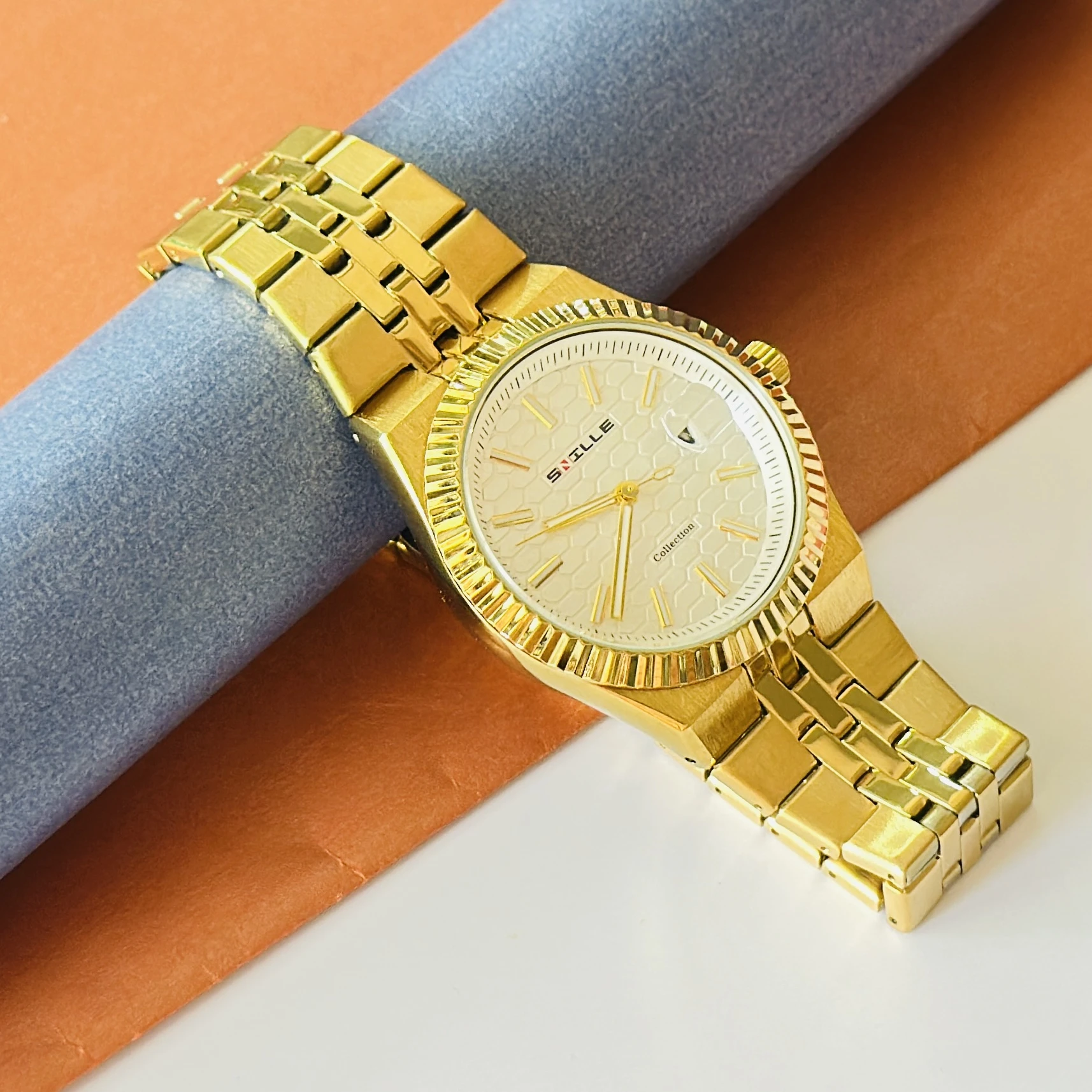 Snille men's analog watch features a golden stainless steel strap