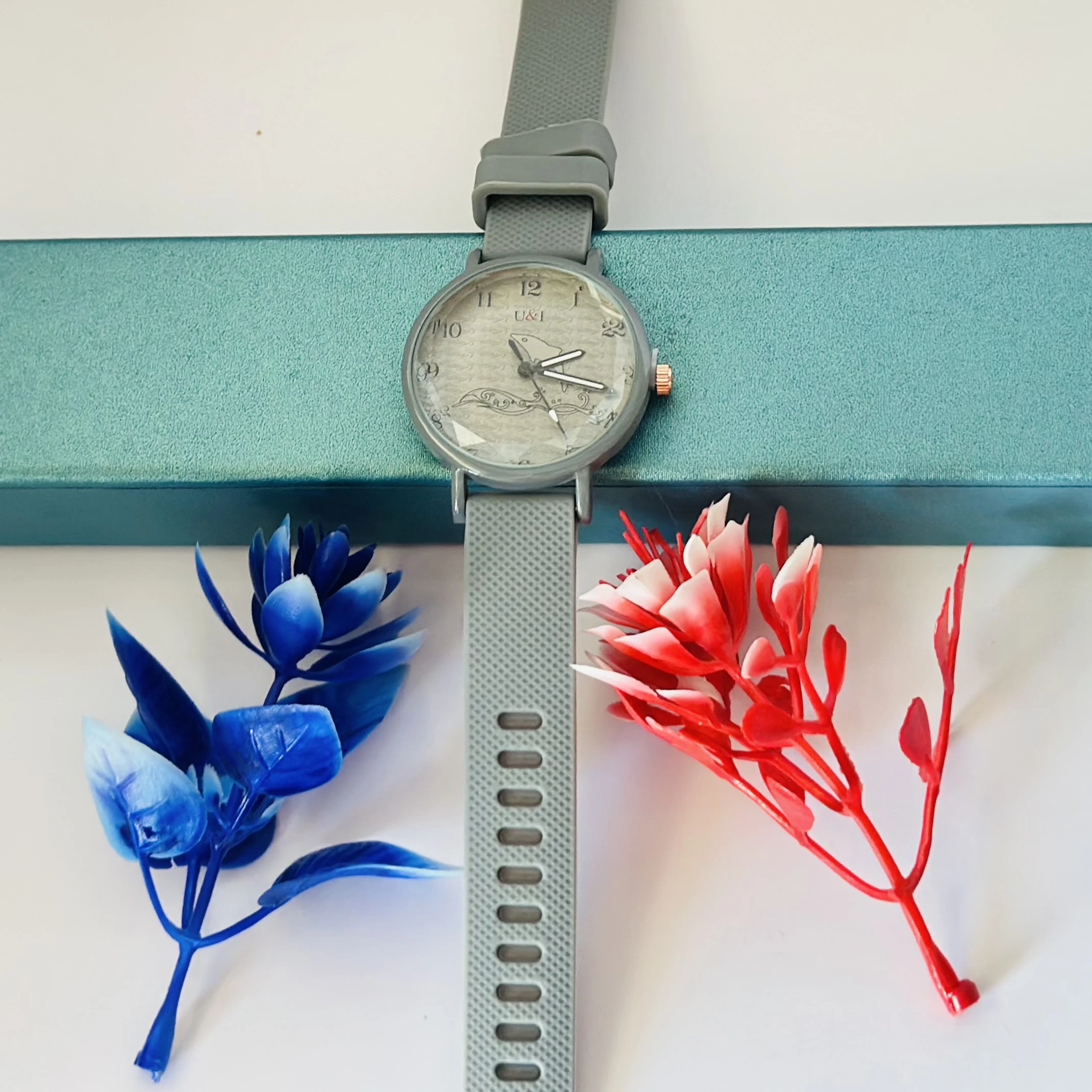 fashionable women's quartz watch