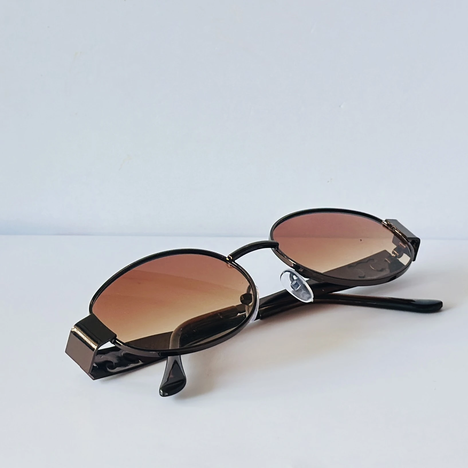 vintage-style oval sunglasses