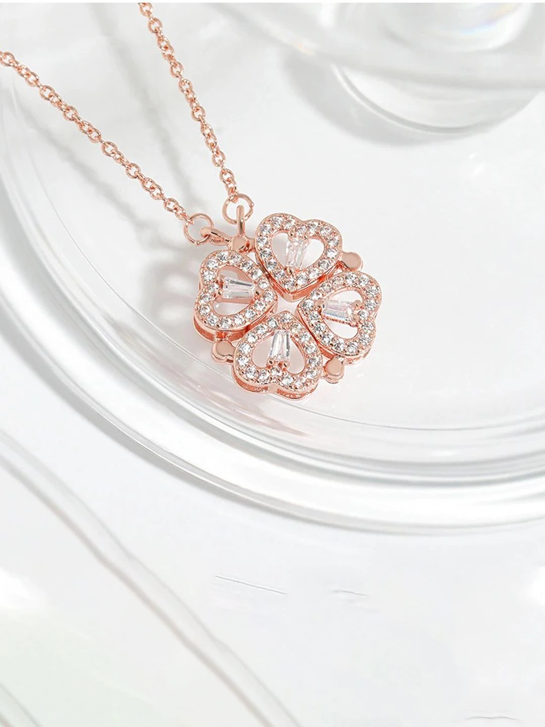 Rose gold-plated magnetic four-leaf clover heart pendant necklace.