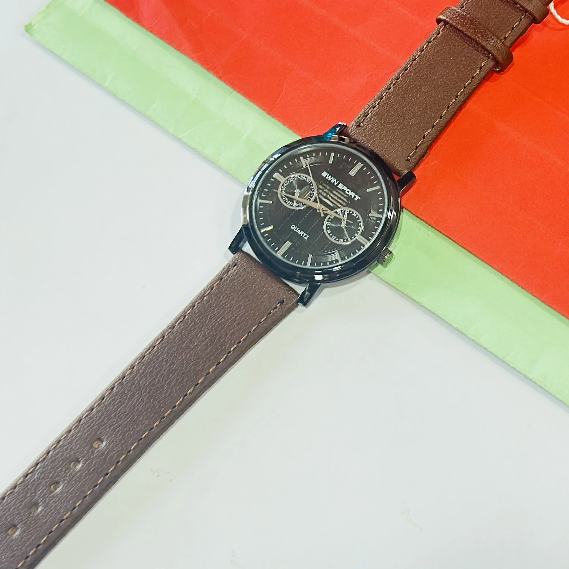 Analogoue quartz wristwatch