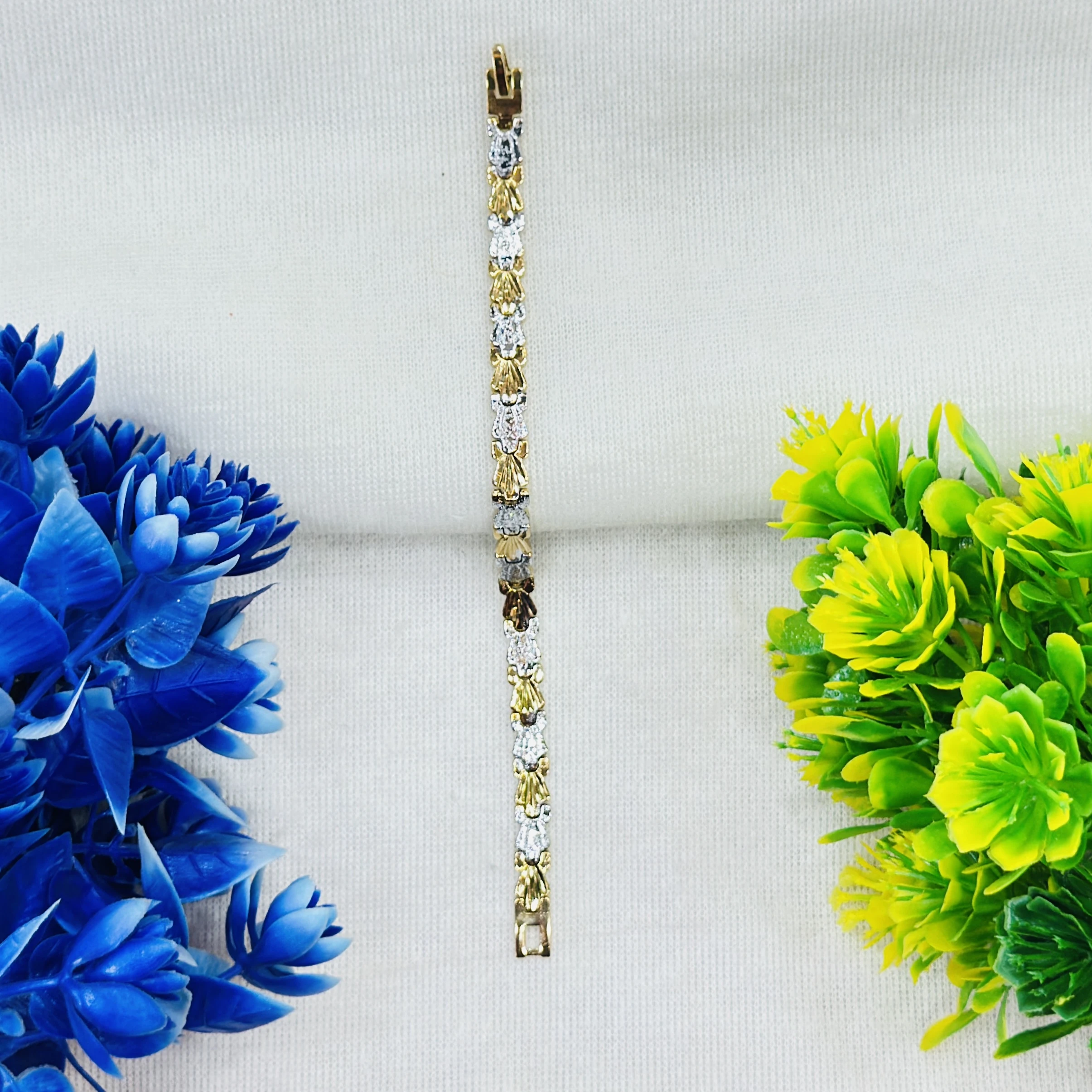 Two tone golden and silver colored link bracelet,