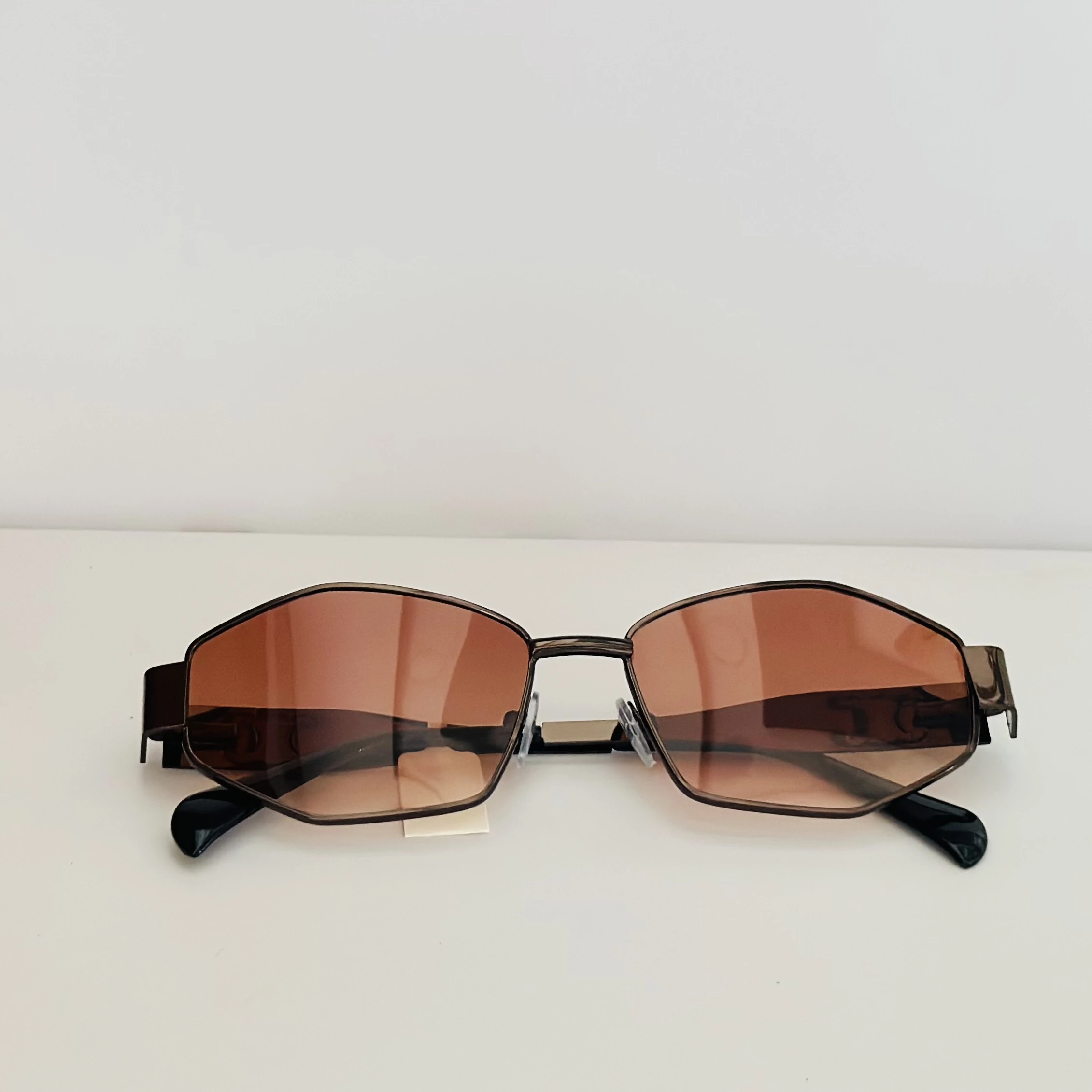 Geometric frame sunglasses.