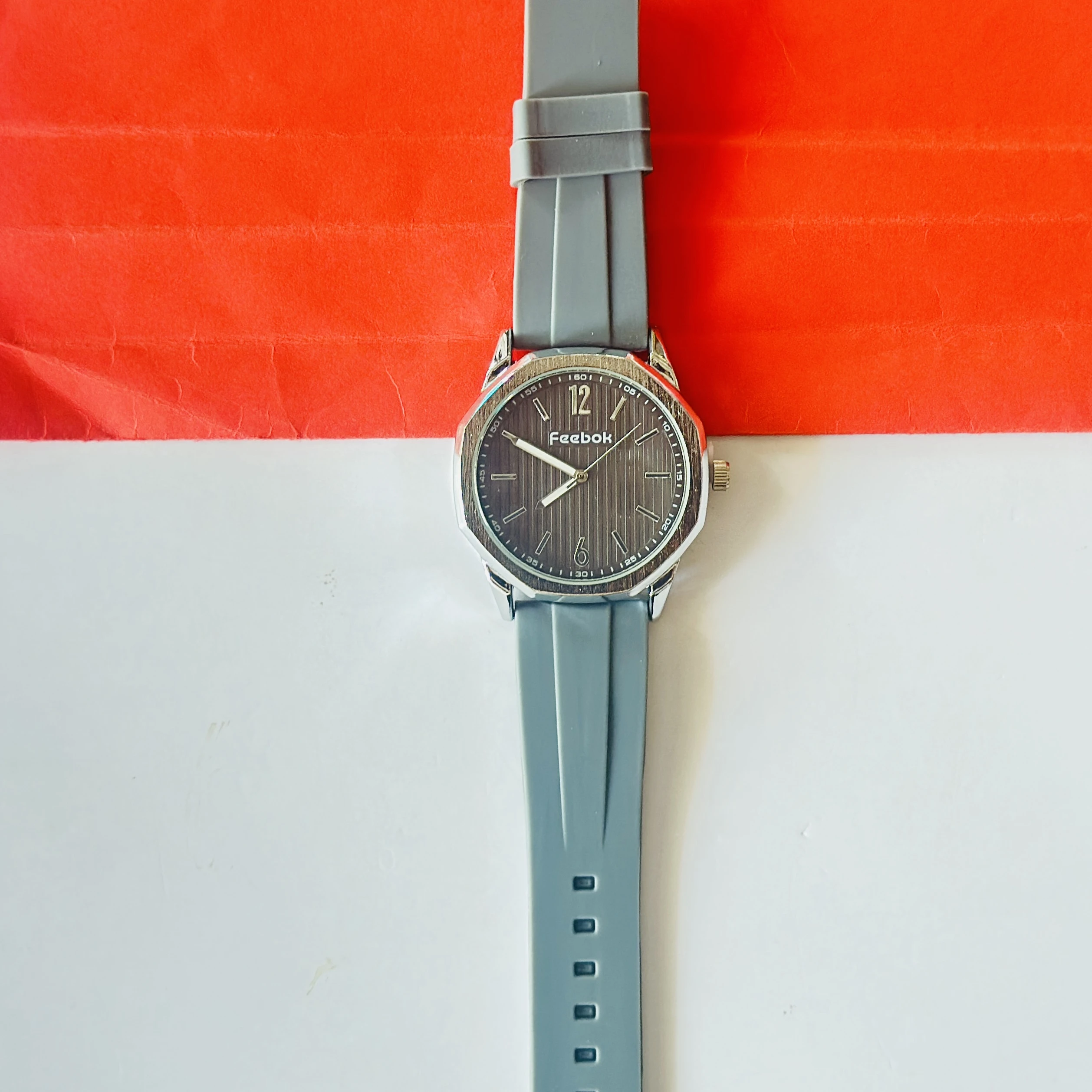 Quartz analog watch with a grey silicone strap,