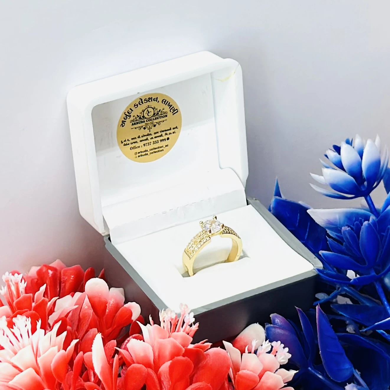 Tistabene stone-studded classic ring