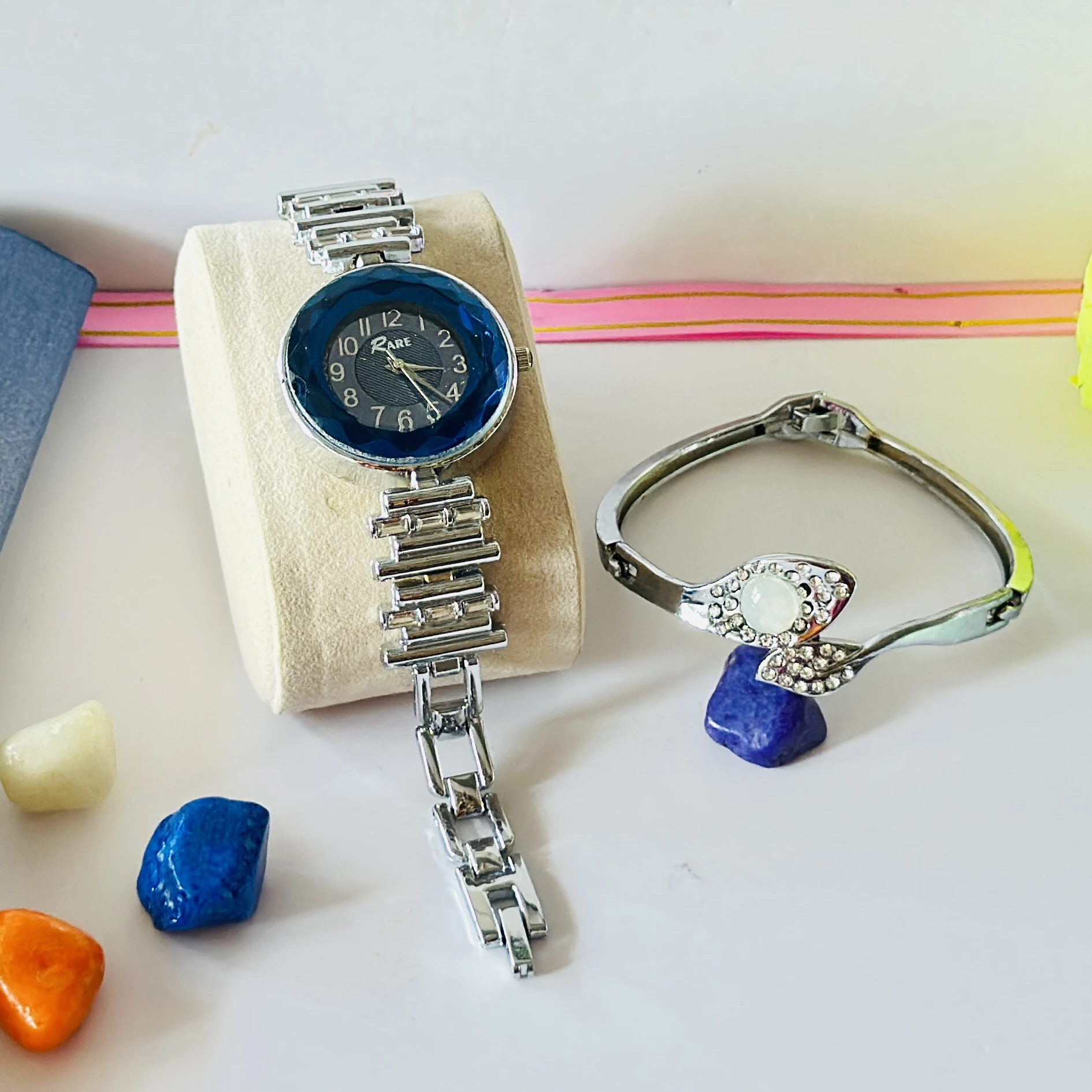 Analogue watch and Breslets set
