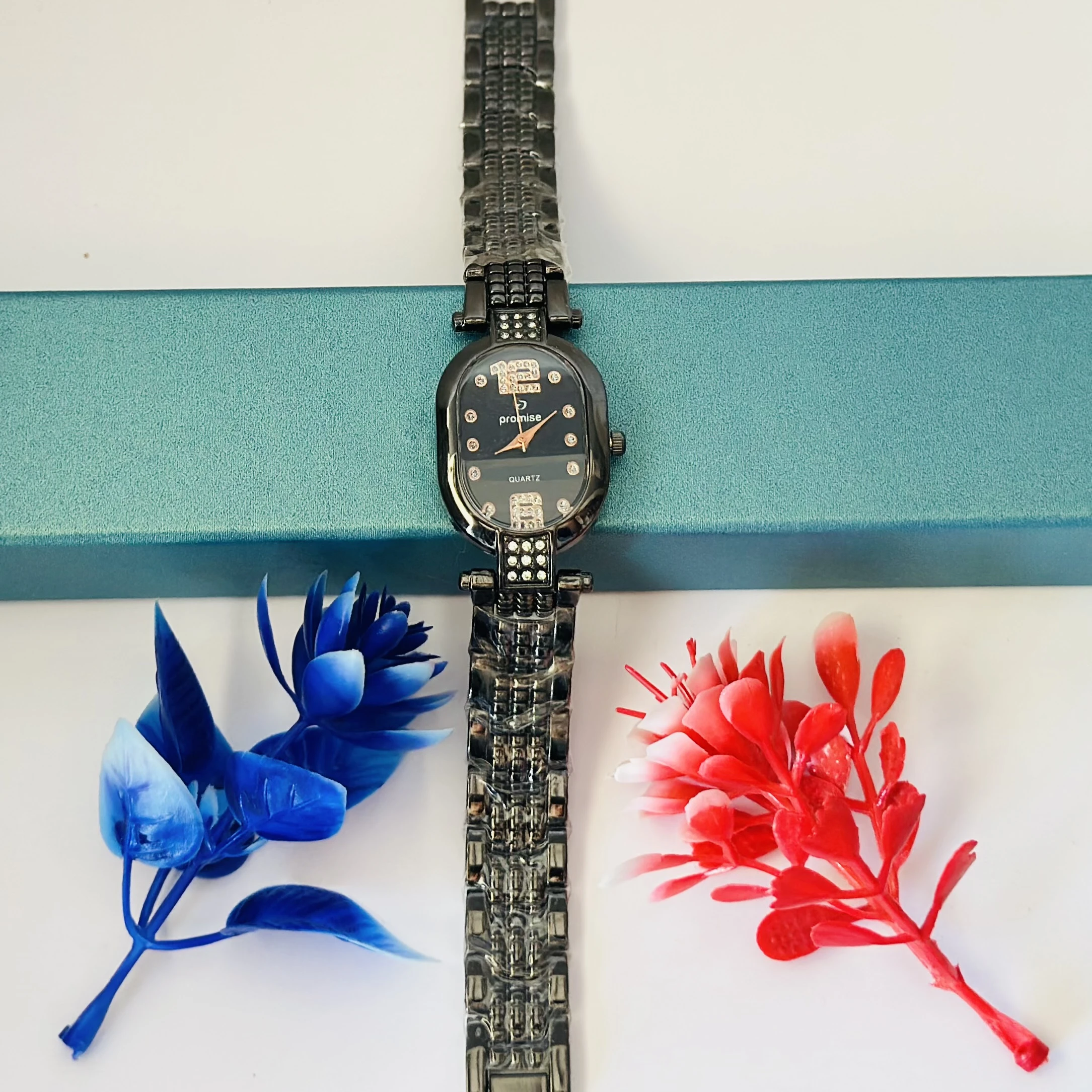 Quartz women's analog watch
