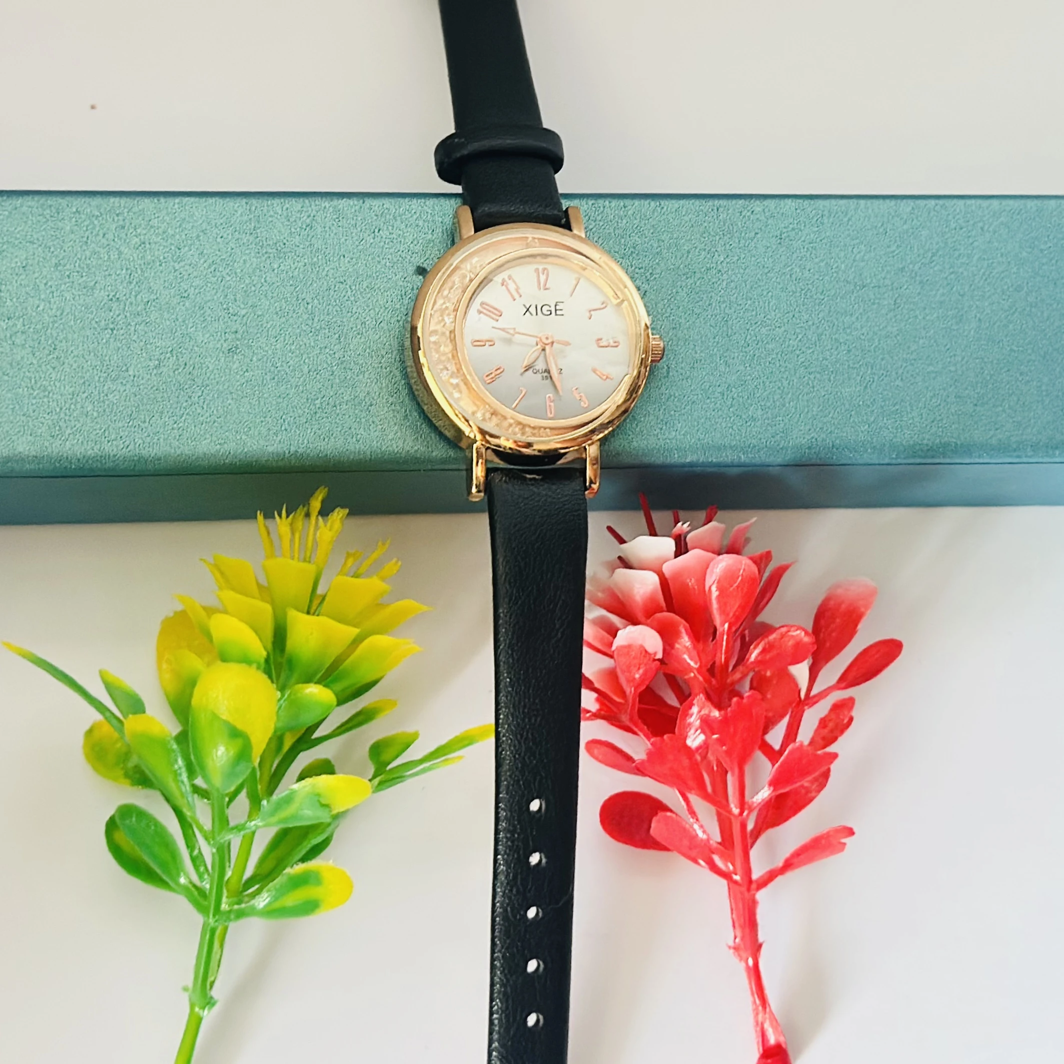 Quartz analog watch for women