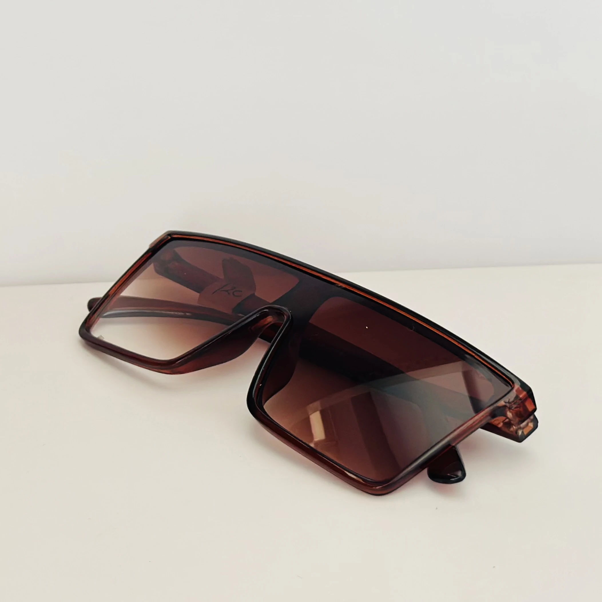 Brown oversized flat-top sunglasses.