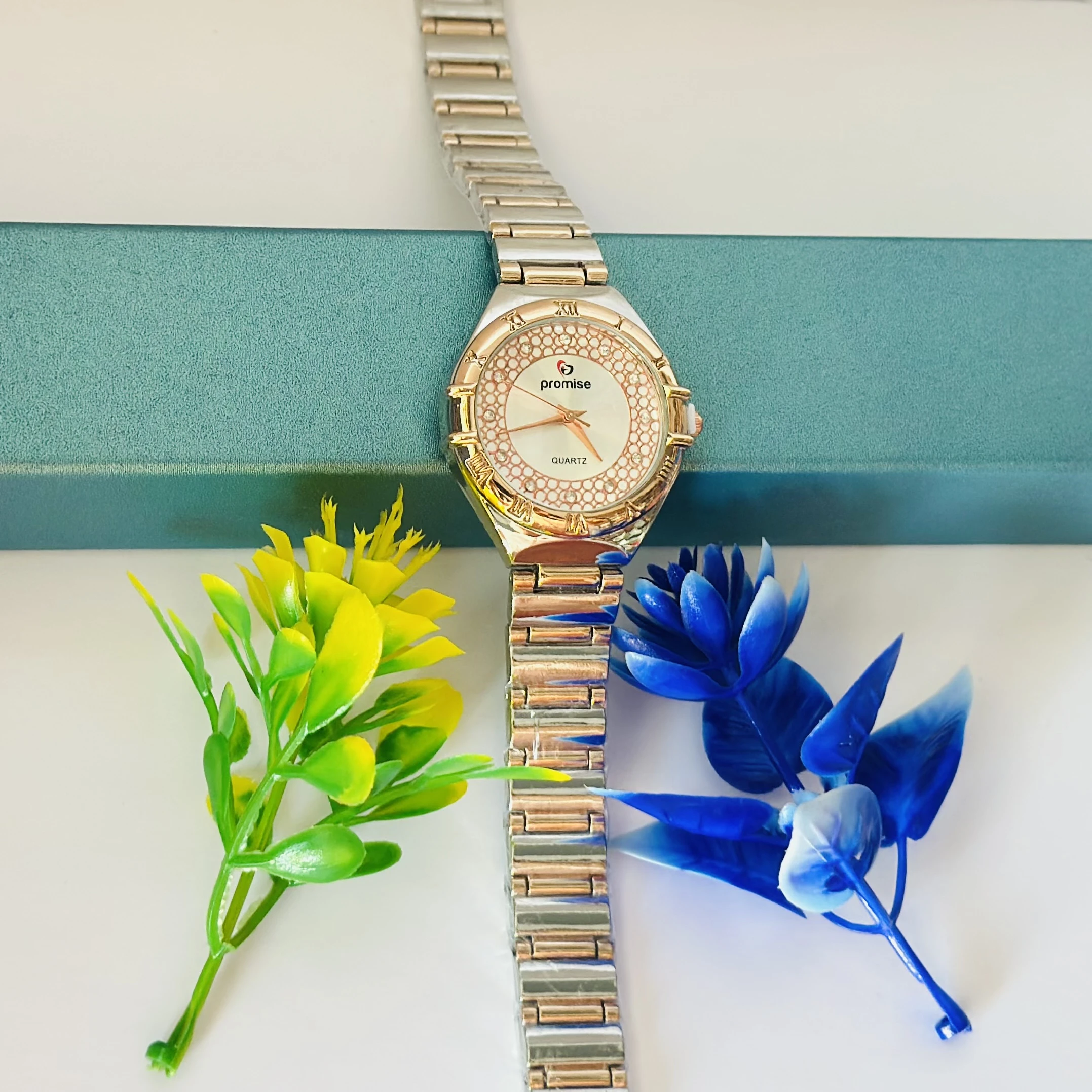Quartz analog watch for women