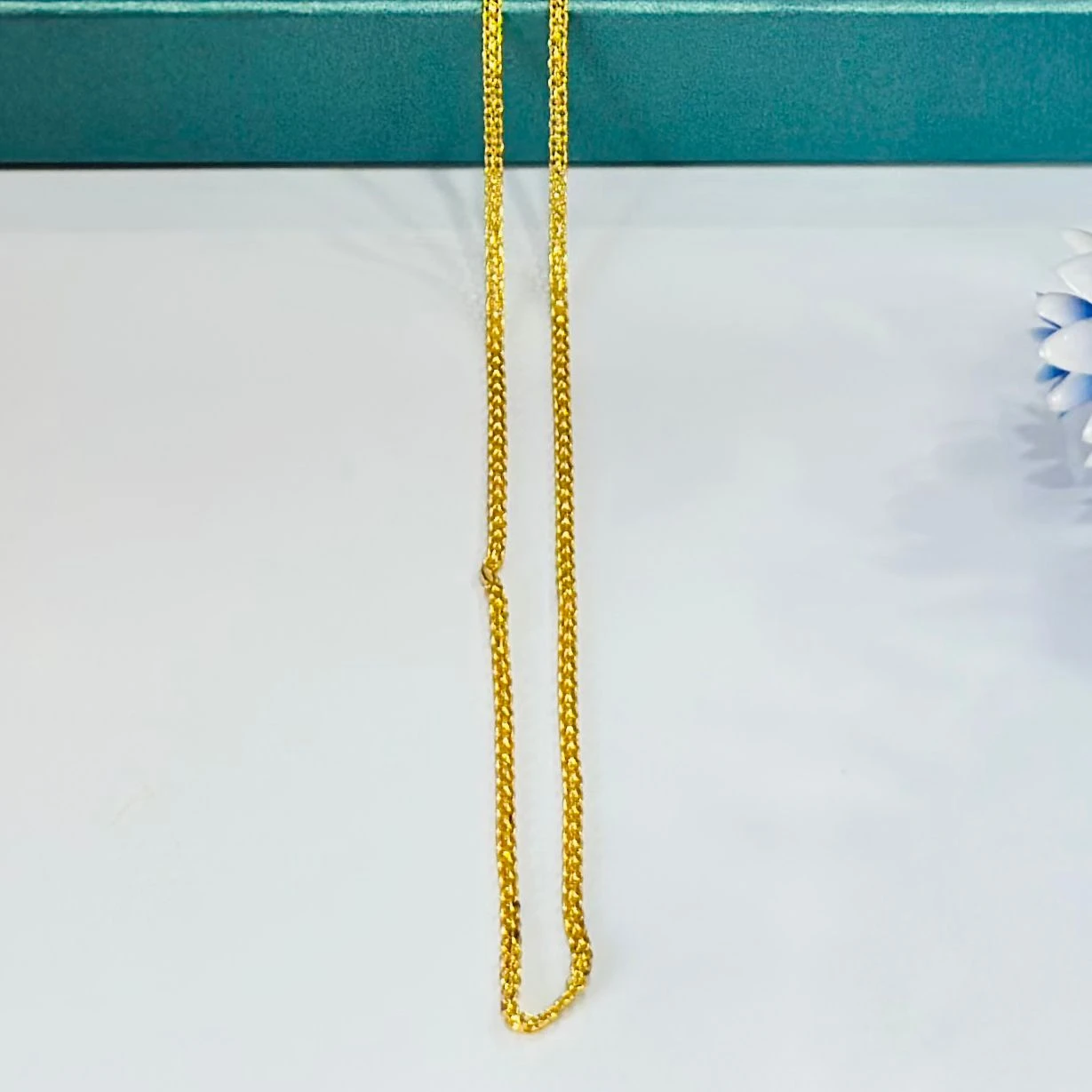 stylish gold chains for men and women.