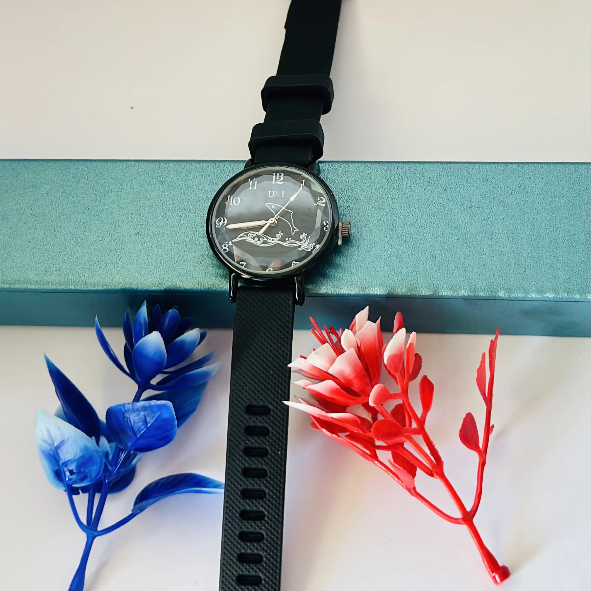 fashionable women's quartz watch