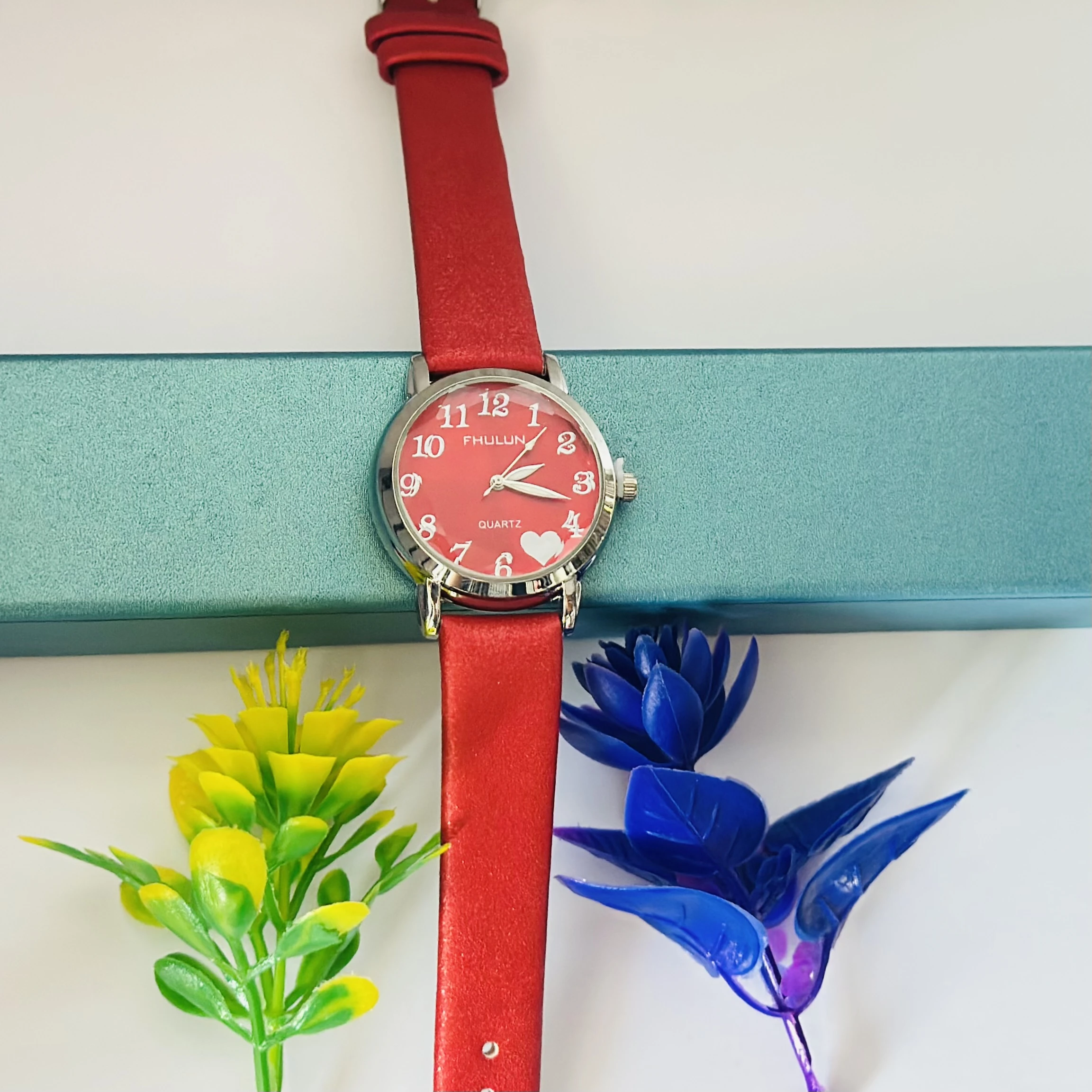Analog quartz watch for women