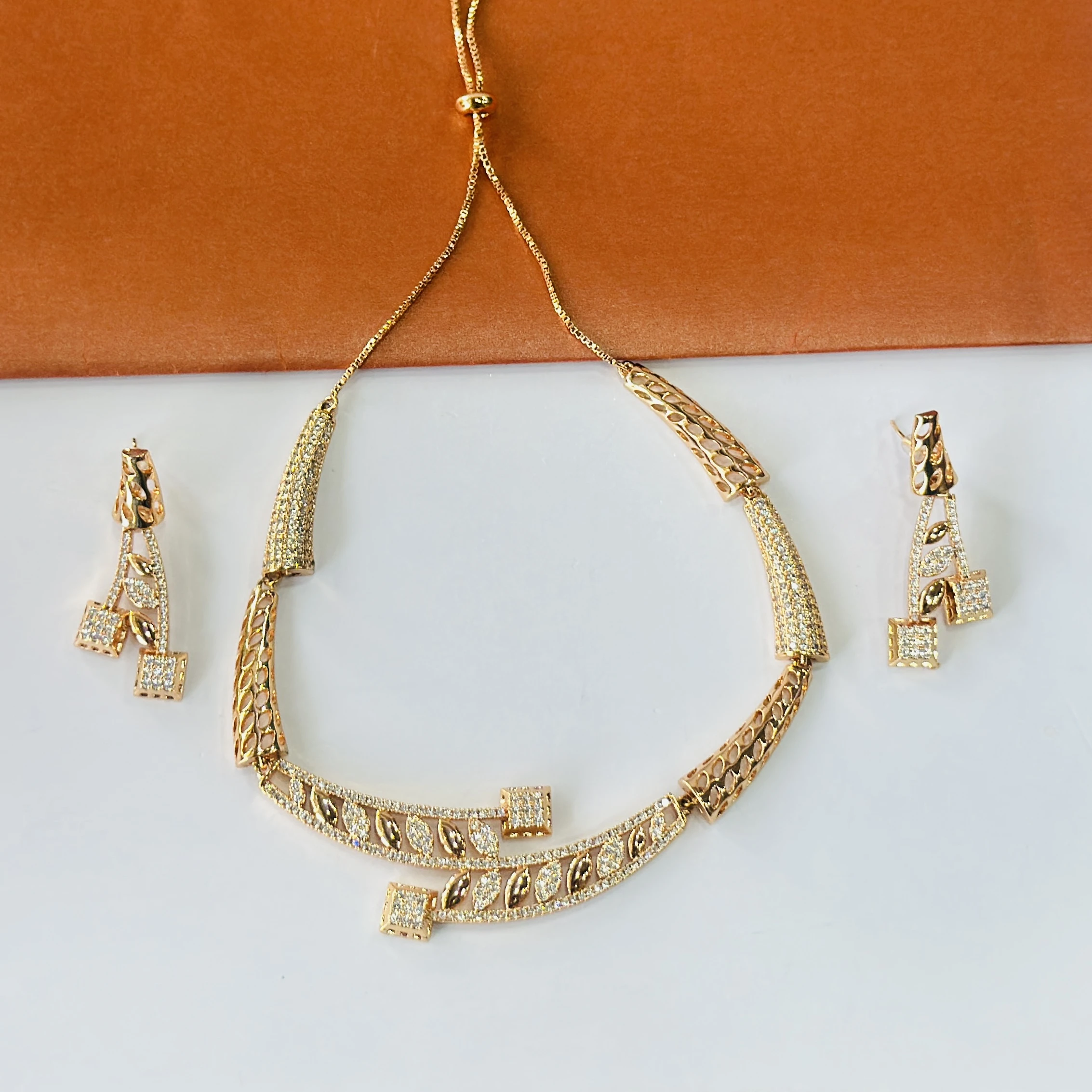 Gold toned artificial jewellery necklace