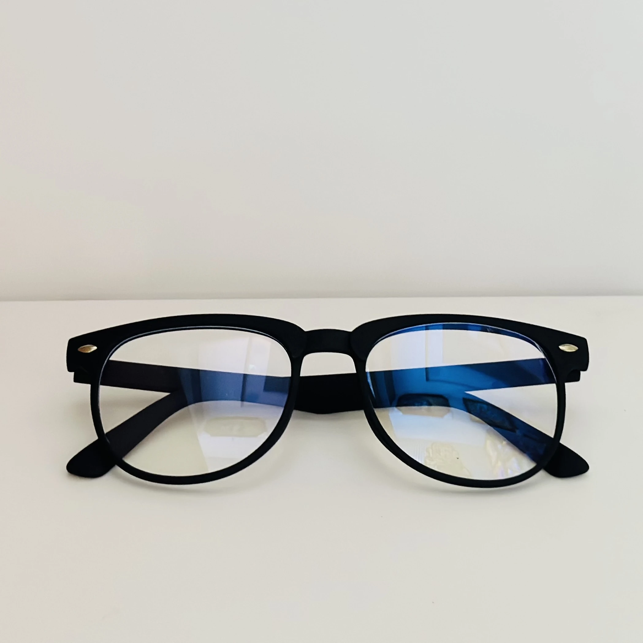 Black round-frame Saintimo Valtina blue light blocking computer glasses with anti-glare, anti-reflective lenses.