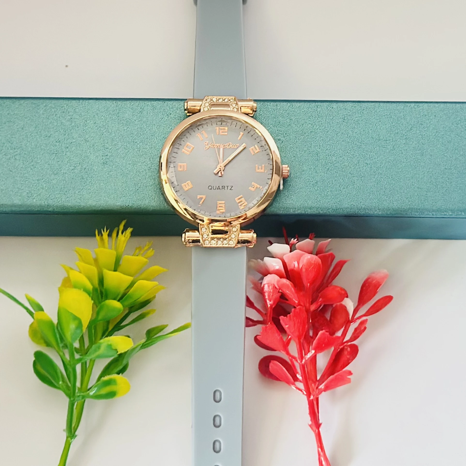 Quartz analog watch for women
