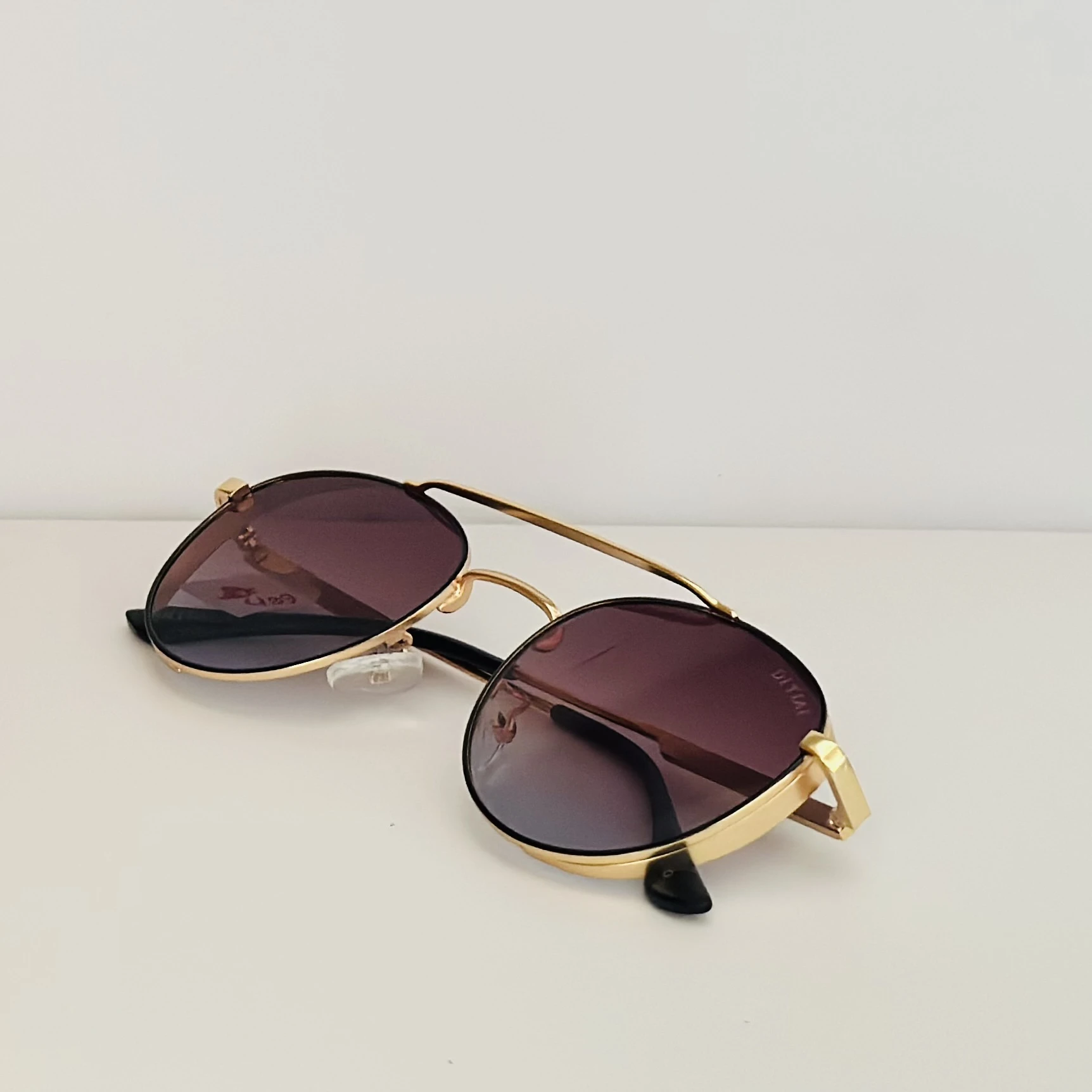Mont Davis 2252 aviator sunglasses in golden and black.