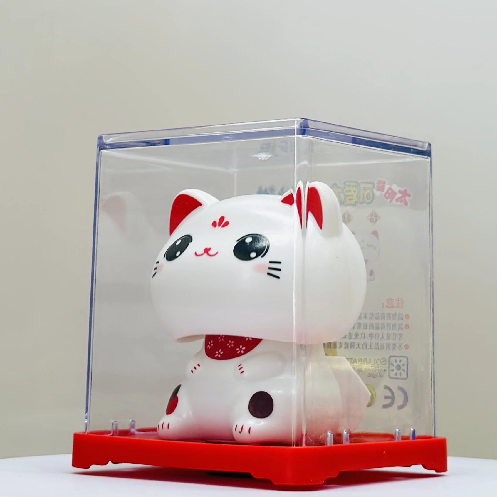 Solar -powered smiley figurine