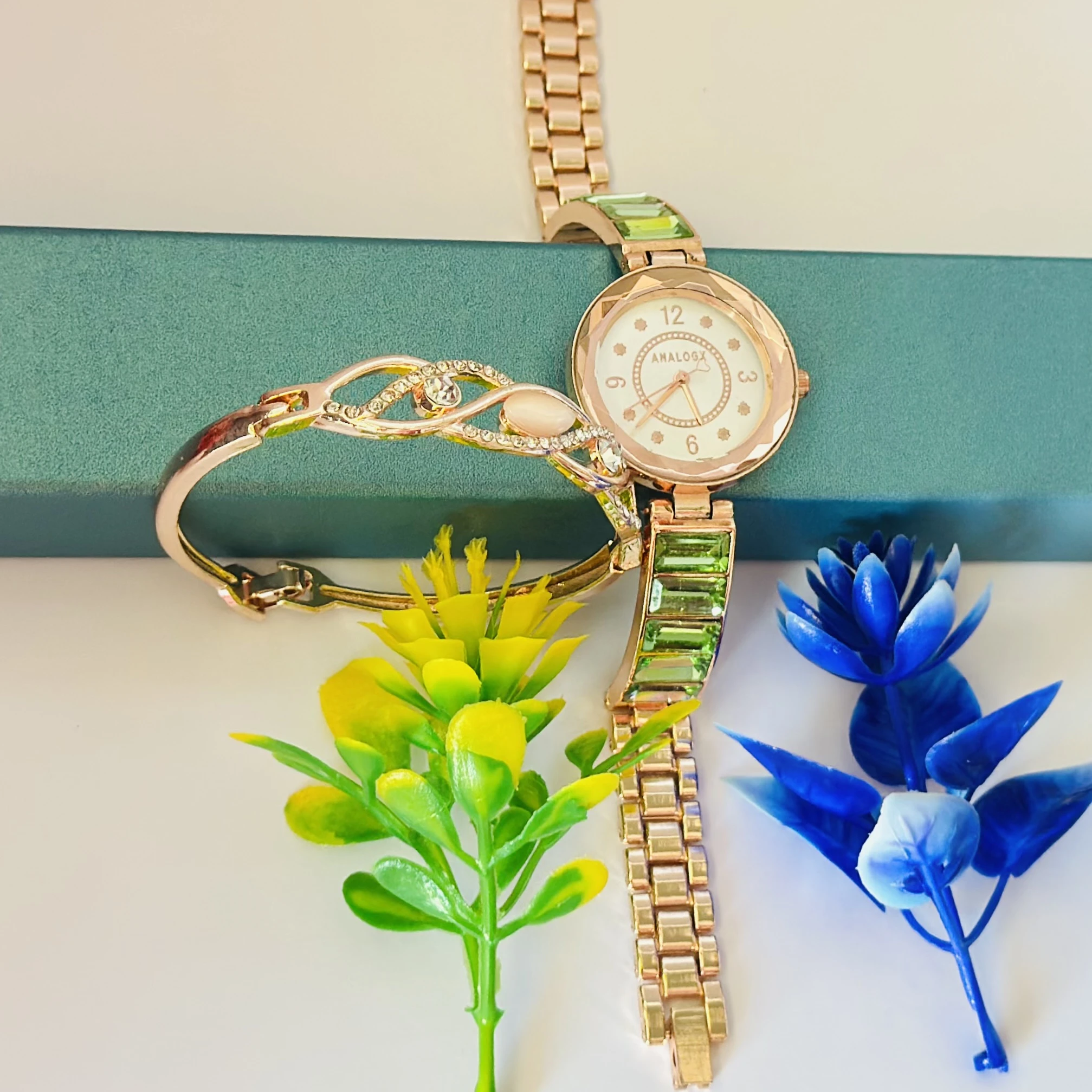Analog watch with a bracelet set
