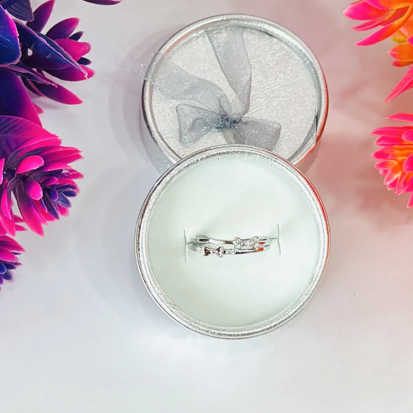 Silver zircon bow beauty adjustable ring.