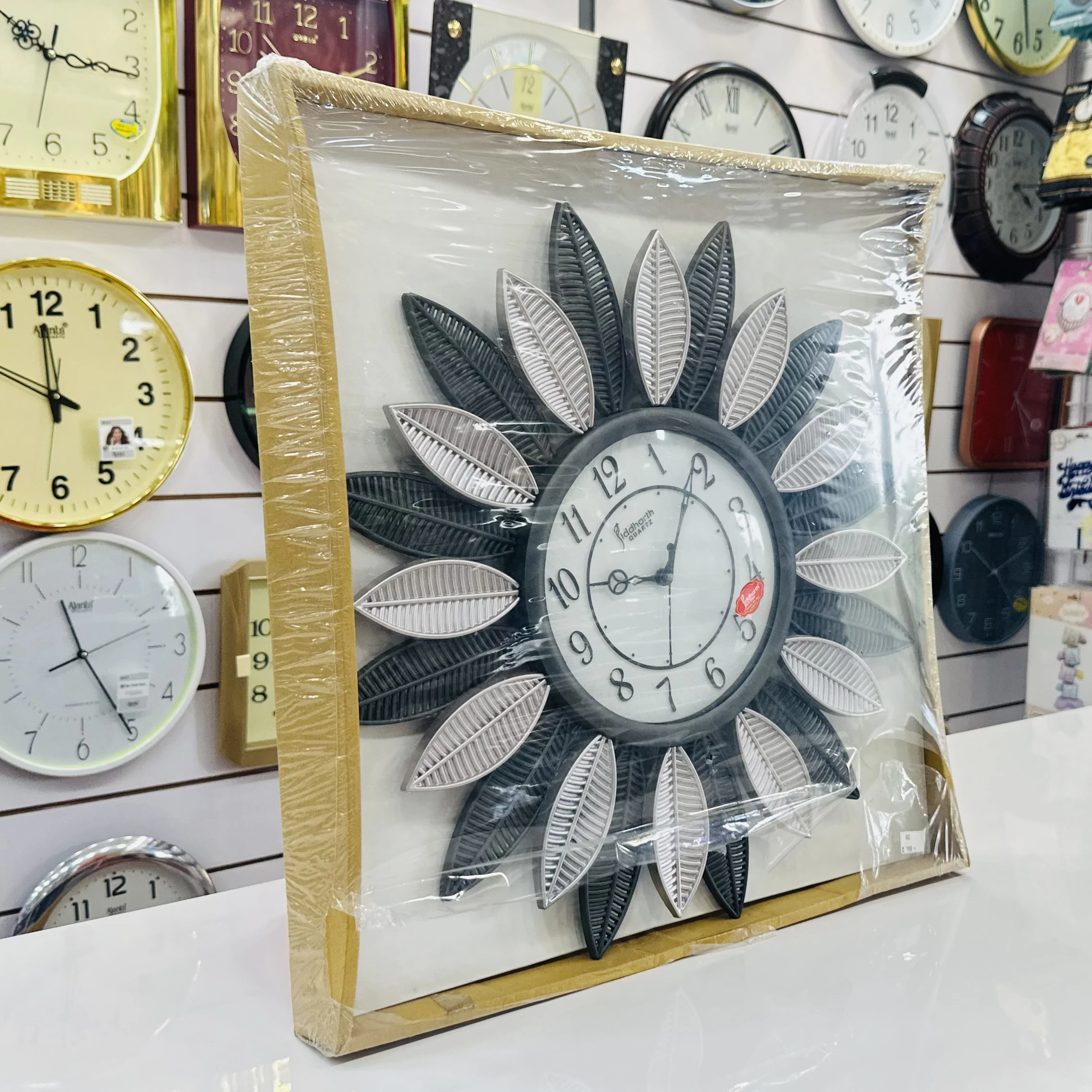 Siddharth Quartz floral acrylic wall clock. (SKU-FYOT3P)