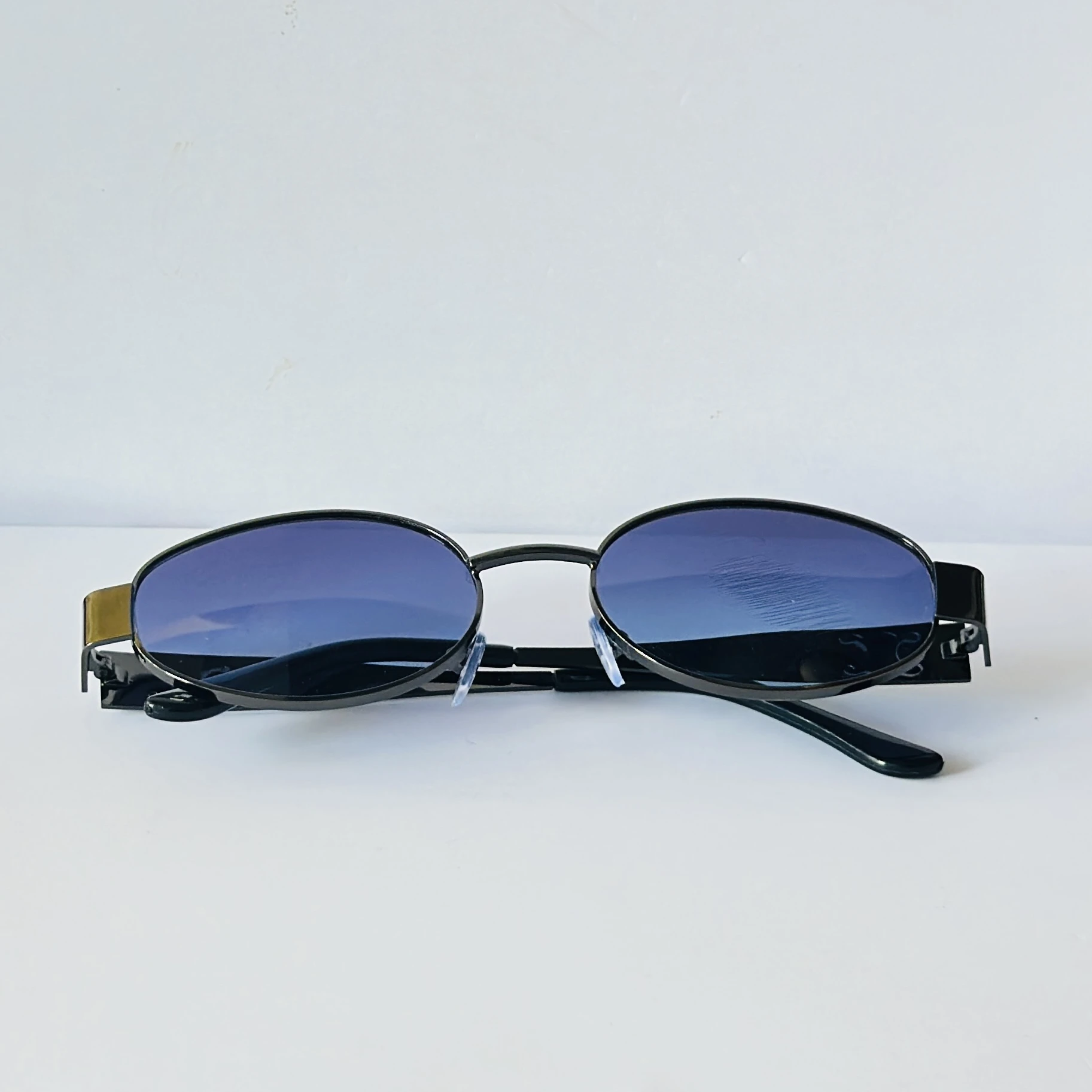 Black metal frame oval sunglasses resemble vintage