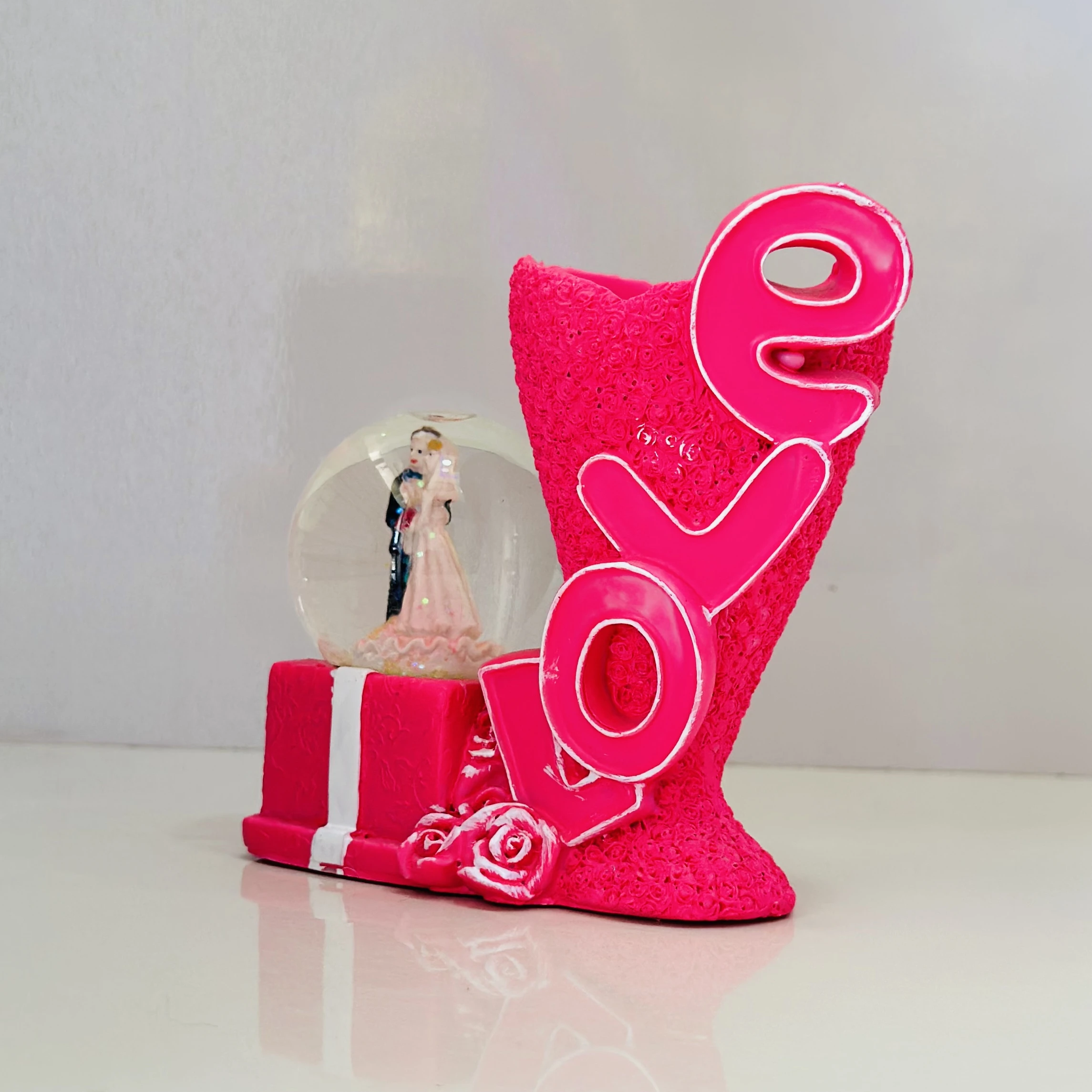 Pink "Love Couple" figurine showpiece.(SKU-Q8SR3Z))