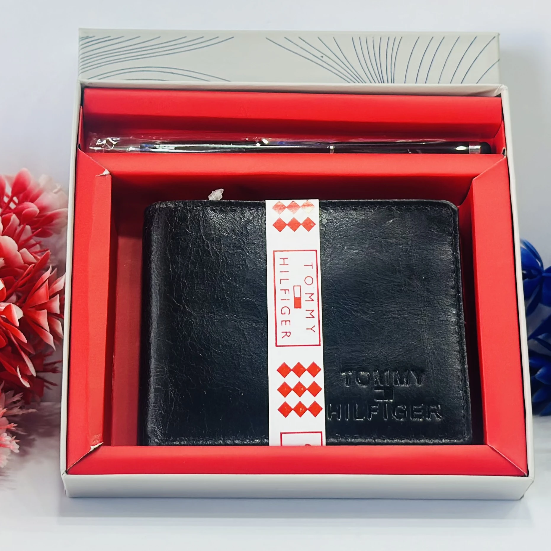 Tommy Hilfiger Men's Slim Leather Bifold Wallet