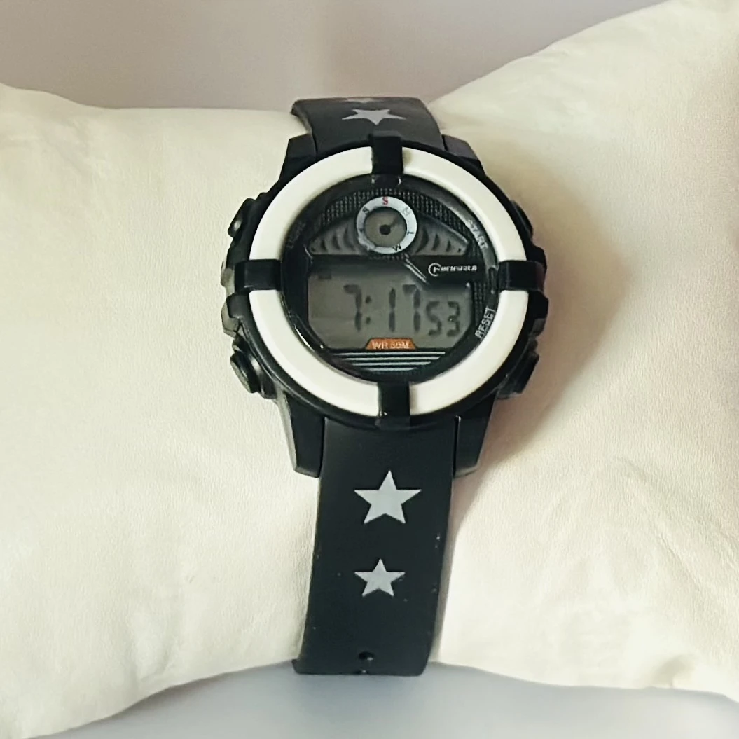 Mingrui analog watch with an asymmetric, "melted" dial and black silicone strap.