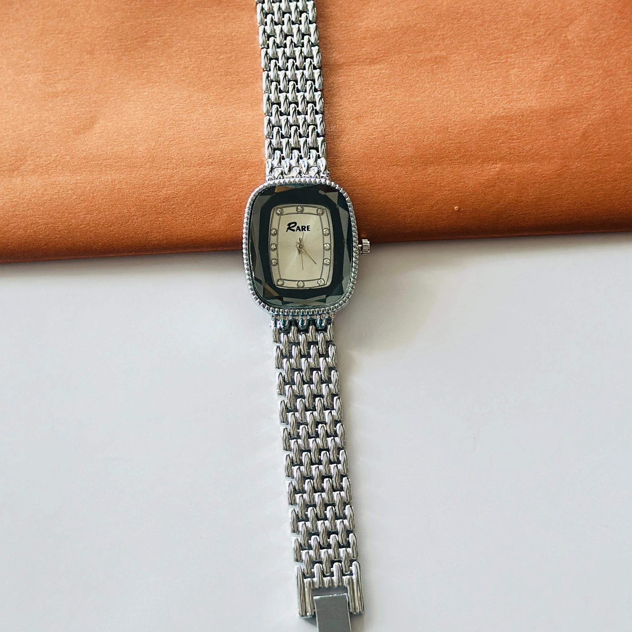 Gedi women's analog wristwatch