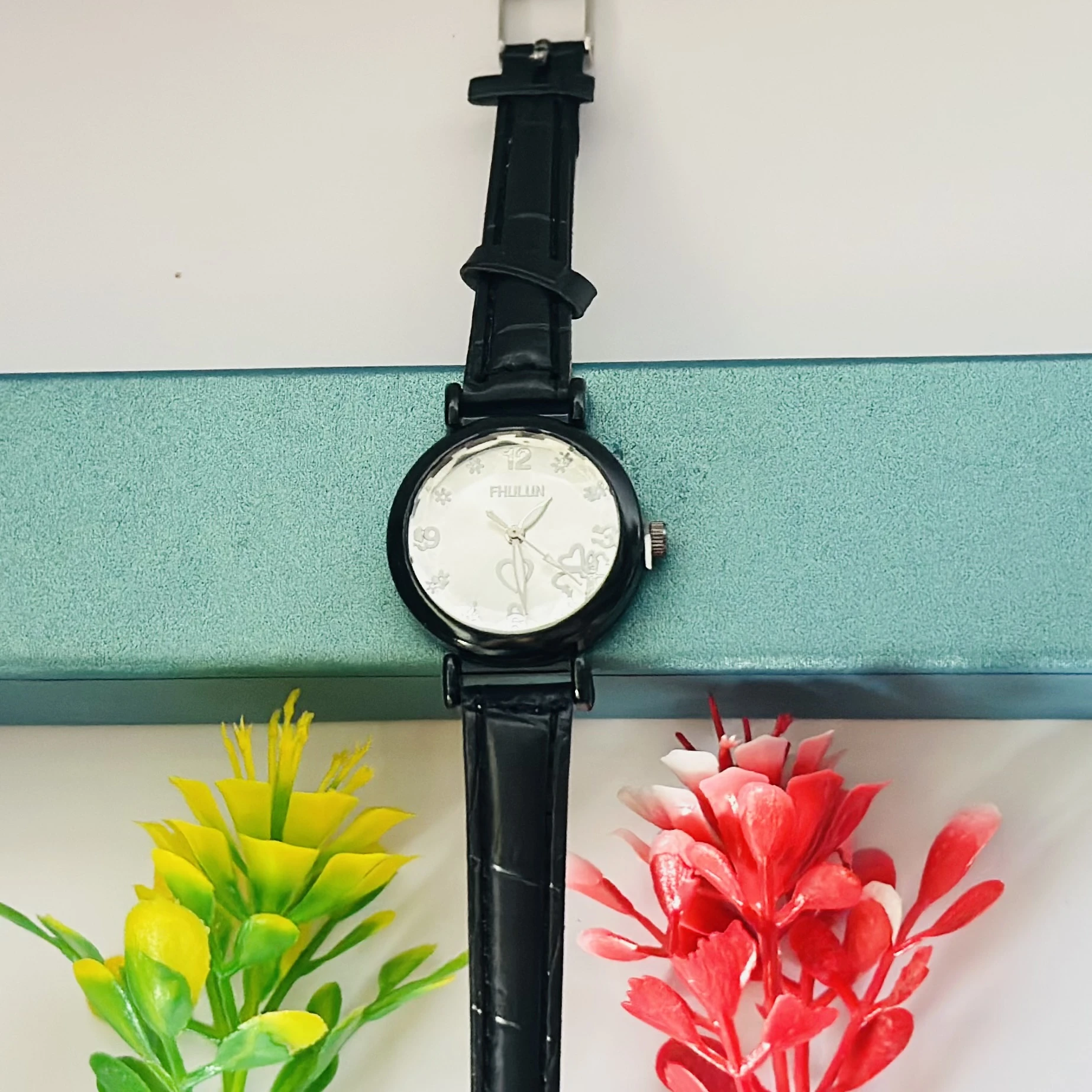 Quartz analog watch for women