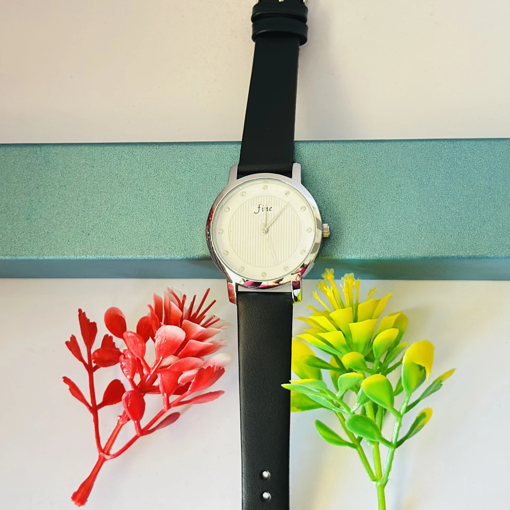 Quartz analog watch for women