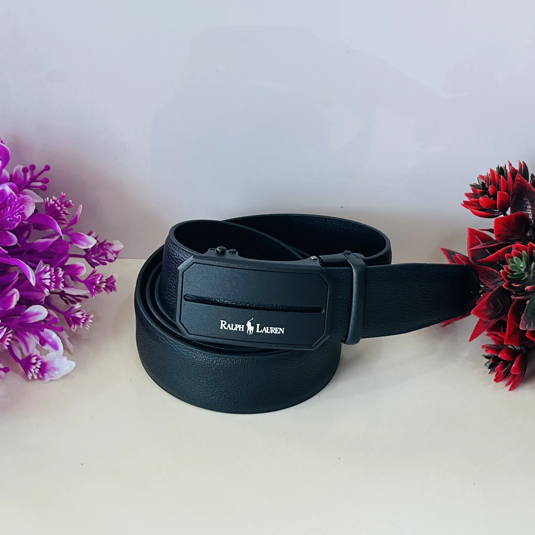 Men’s black leather auto-lock buckle belt.