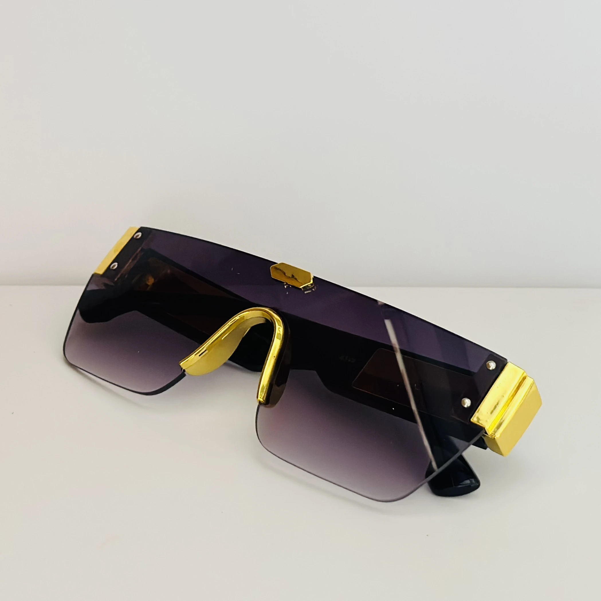 Stylist rimless square sunglasses