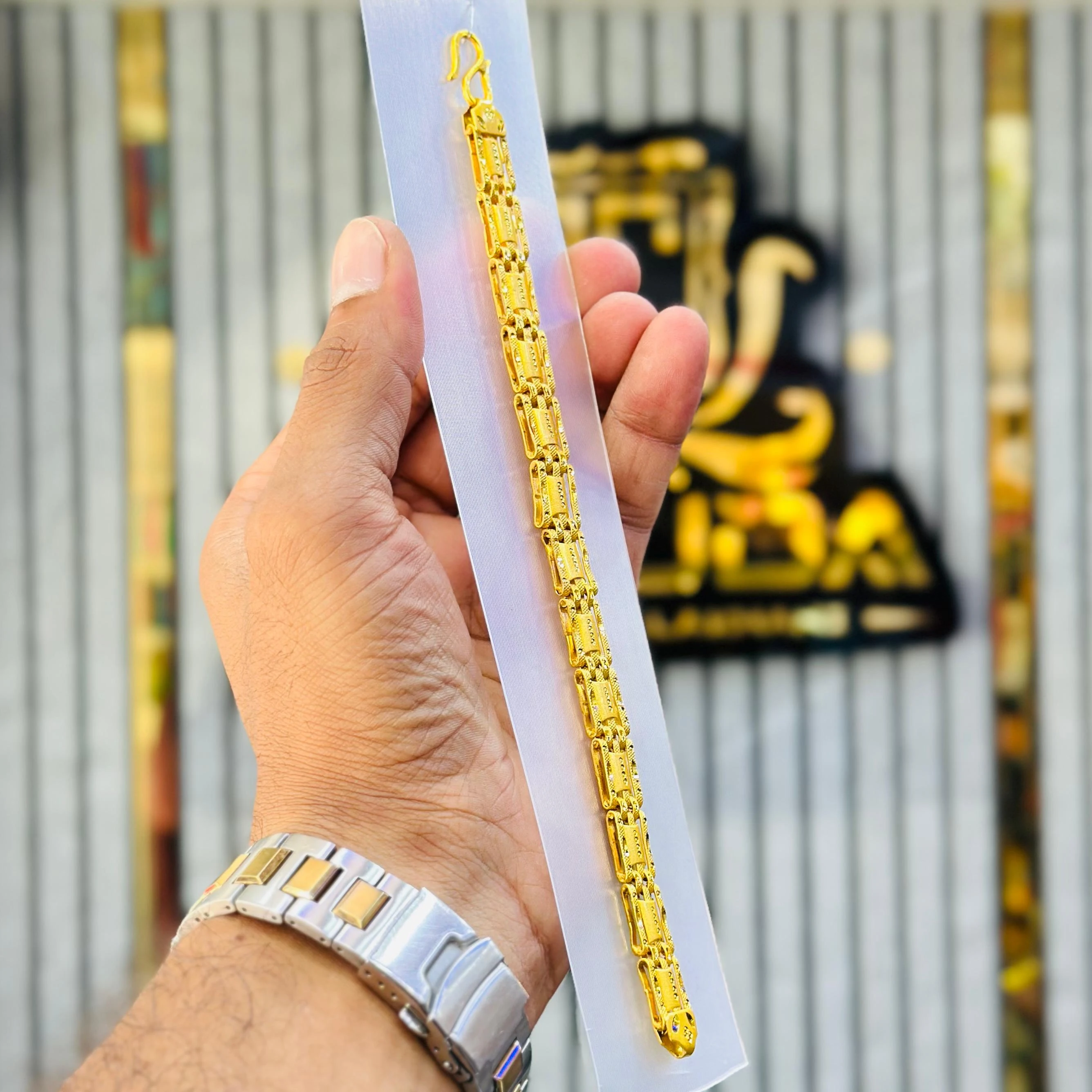 Men’s gold-plated link bracelet.
