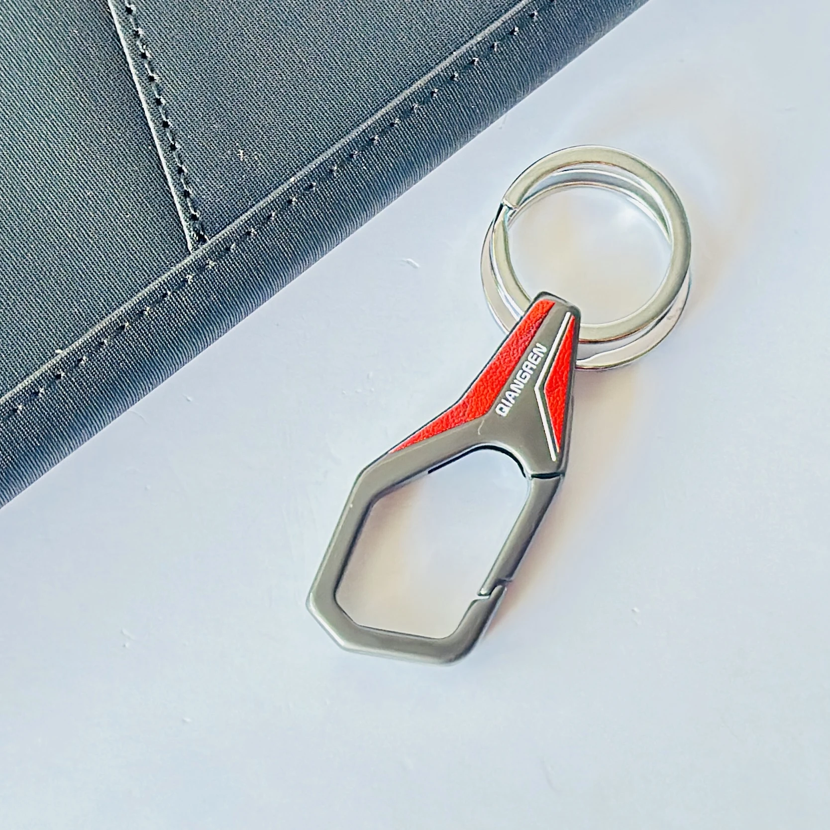 Omuda premium hook locking metal keychain
