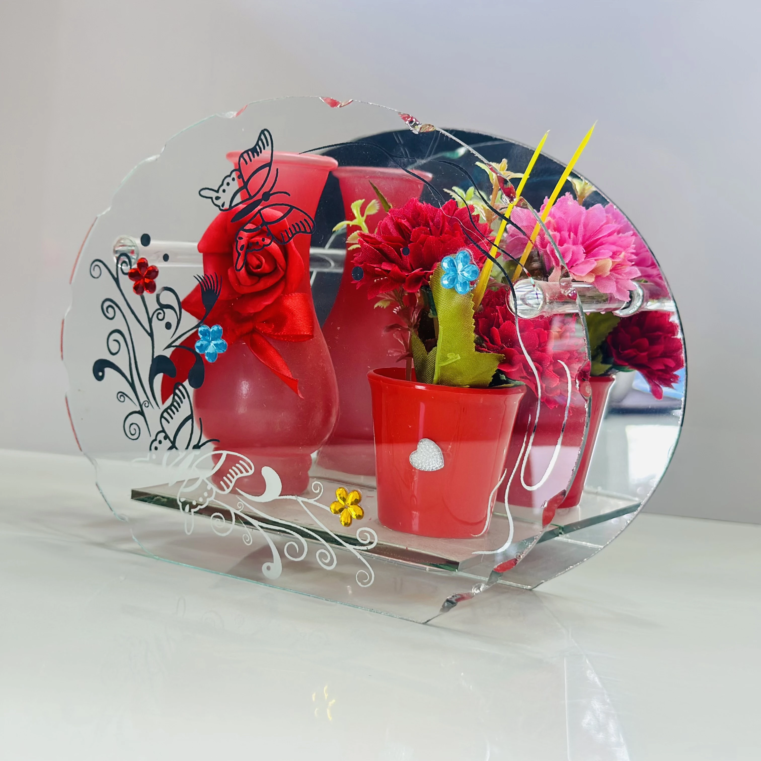 decorative glass showpiece with a reflective mirror.(SKU-QIB3WK)