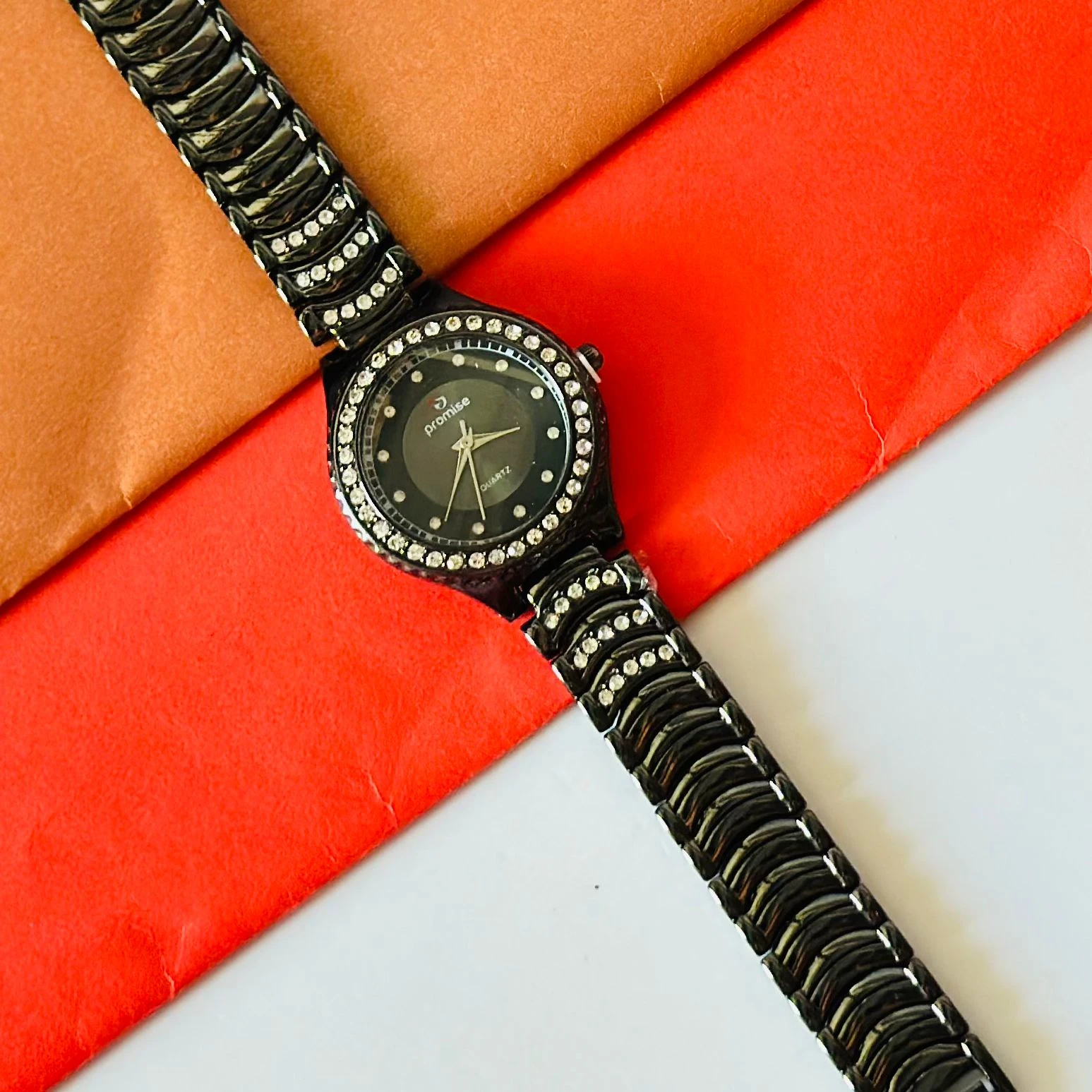 Stunners Quartz Analog Black Dial Metal Strap Watch for Girls.